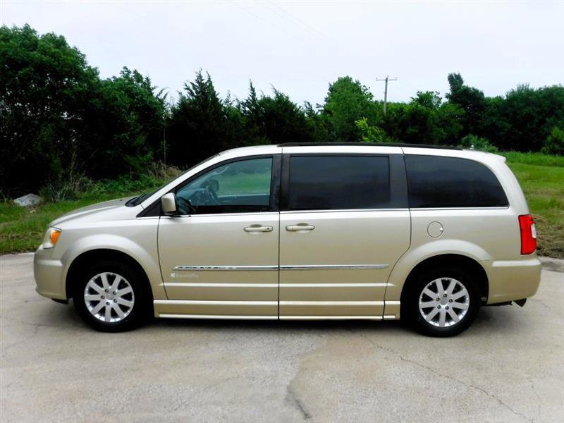 Used 2011 Chrysler Town & Country Touring-L w/ Trailer Tow Group FWD image 7