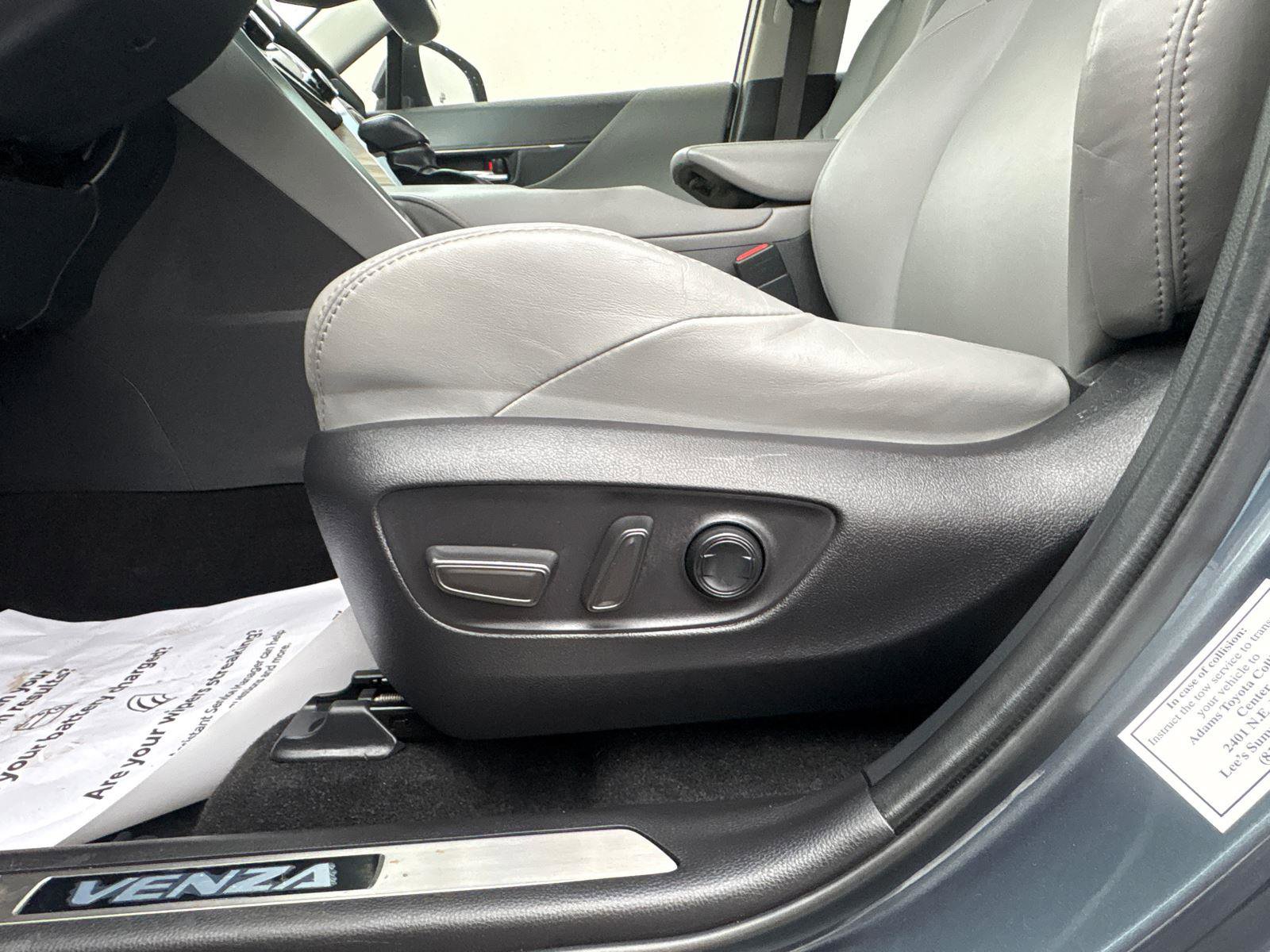 Used 2022 Toyota Venza XLE AWD/4WD image 18