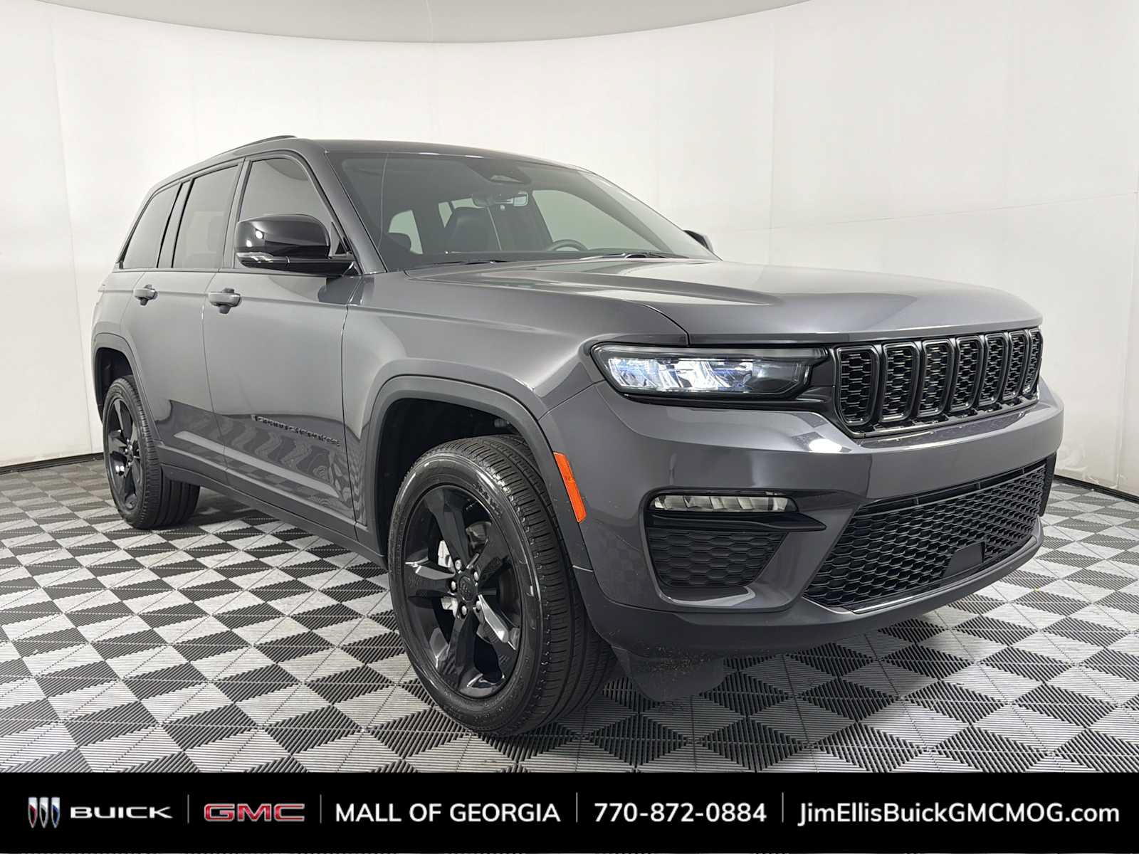 Used 2025 Jeep Grand Cherokee Limited w/ Black Appearance Package AWD/4WD image 1
