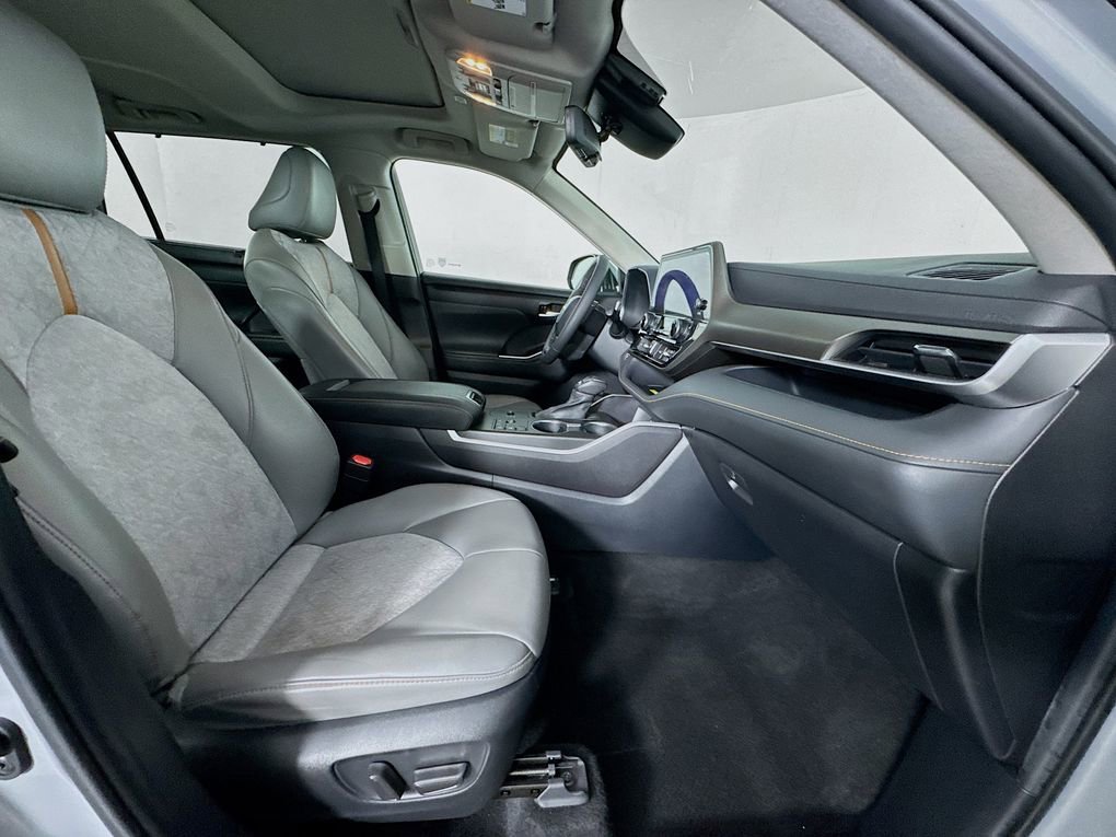 Used 2023 Toyota Highlander Bronze Edition image 32