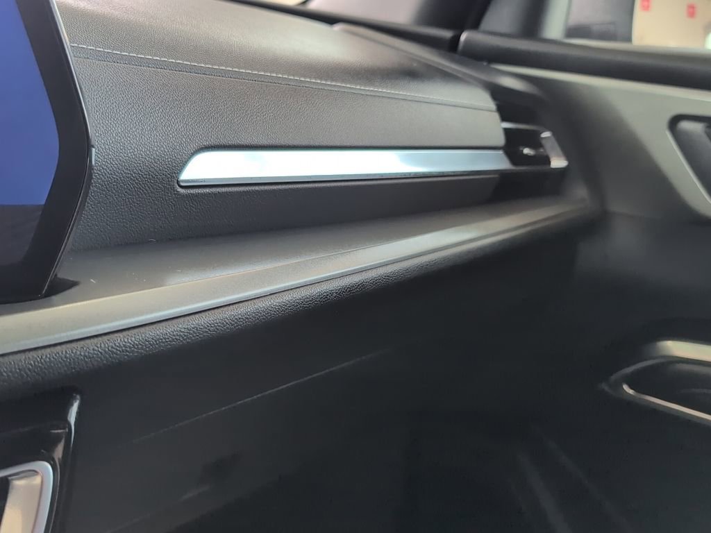 Used 2025 Chevrolet Traverse LT image 33