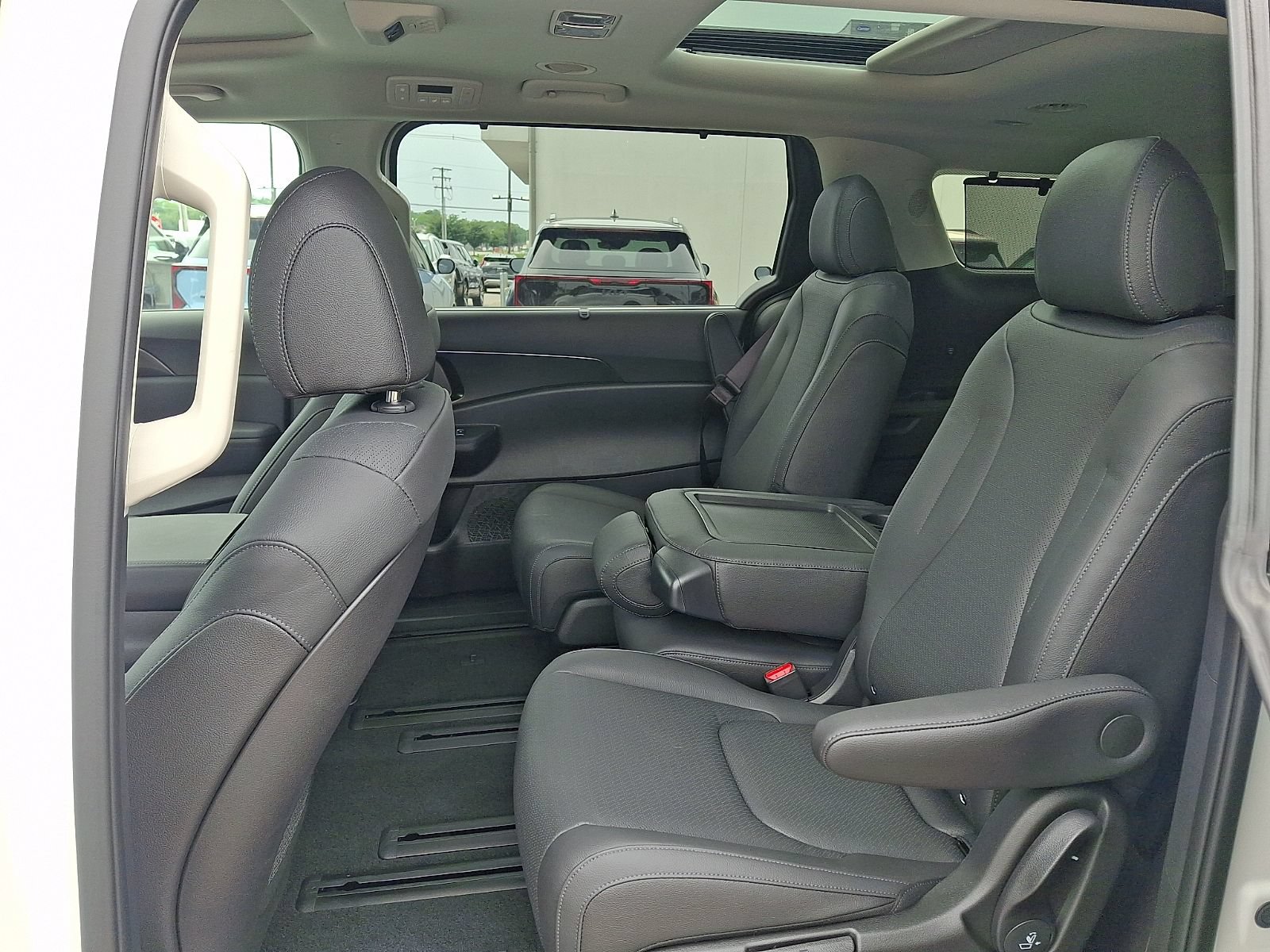 New 2027 Kia Carnival SX Prestige FWD image 8