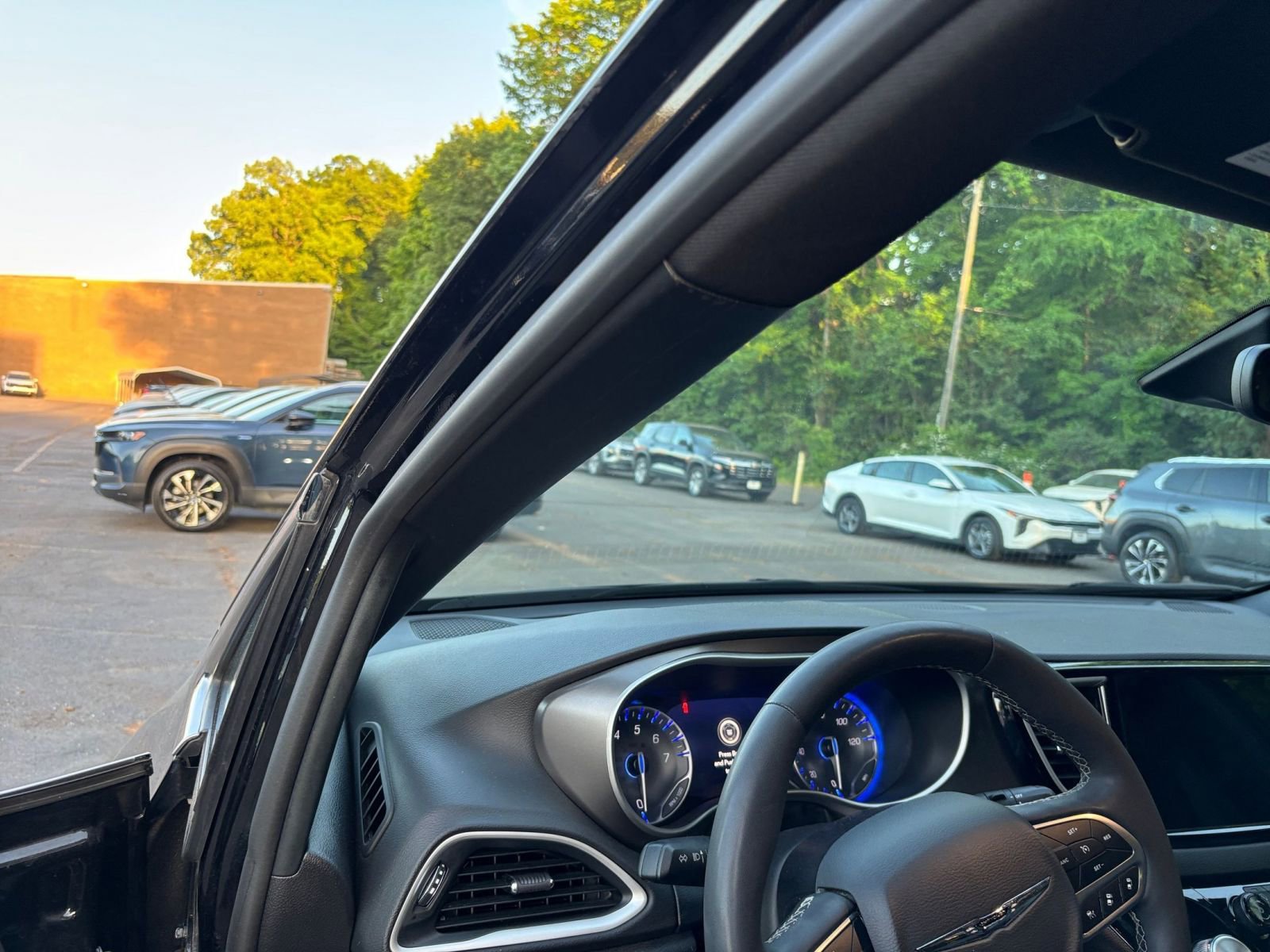 Used 2025 Chrysler Pacifica Select FWD image 36