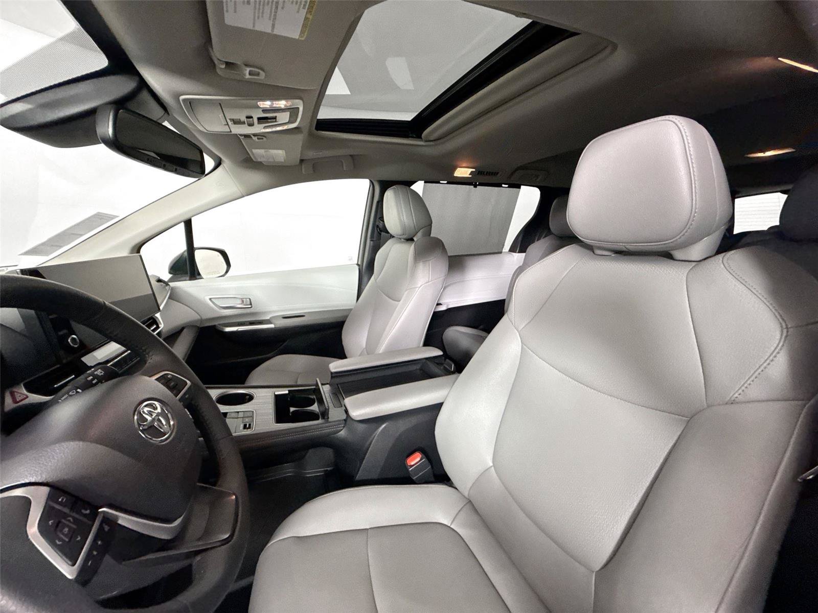 Certified 2026 Toyota Sienna XLE FWD image 3