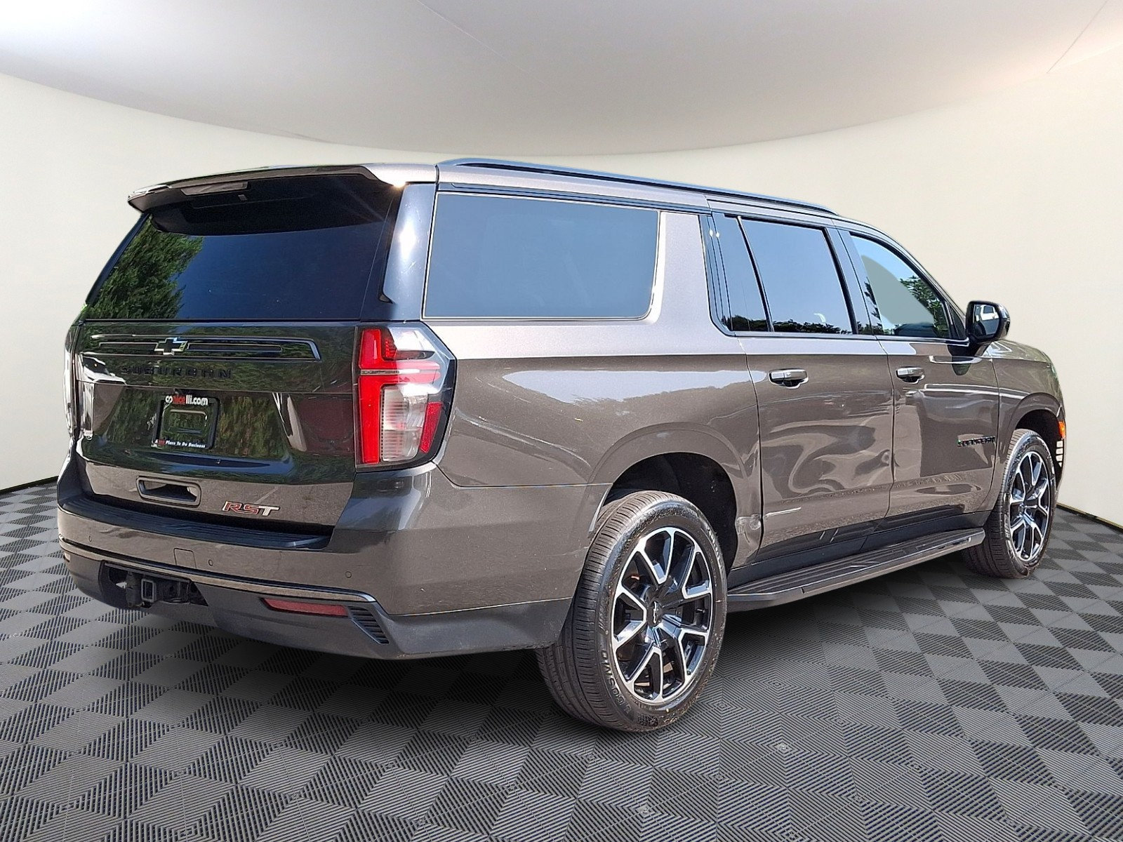 Used 2021 Chevrolet Suburban RST w/ Max Trailering Package AWD/4WD image 6