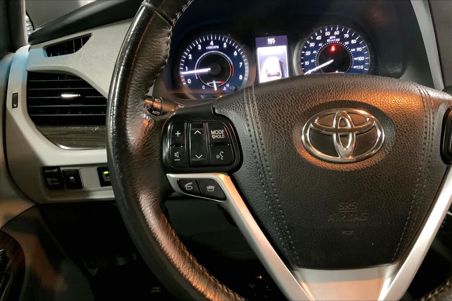Used 2017 Toyota Sienna XLE FWD image 24