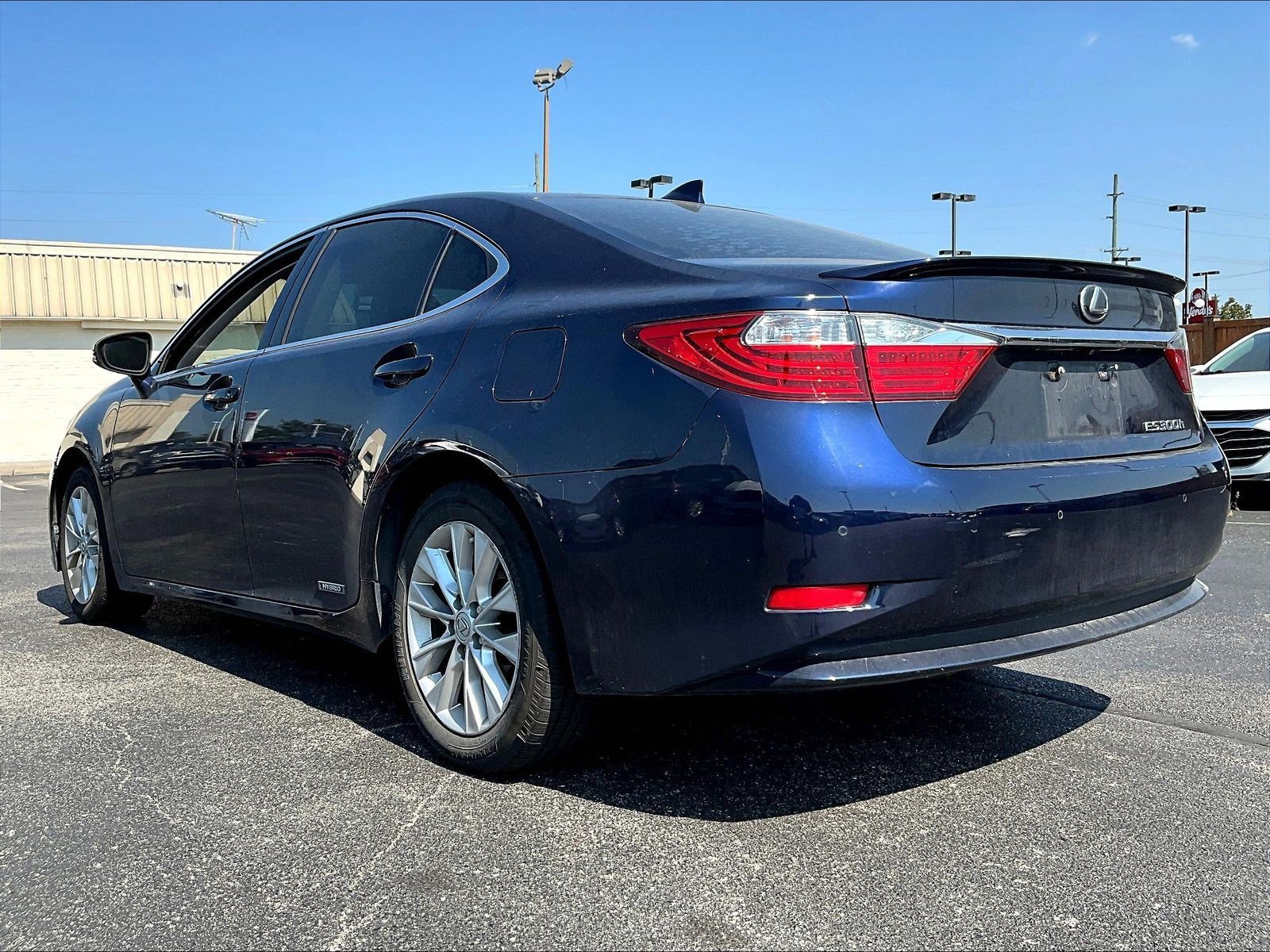 Used 2015 Lexus ES 300h w/ Premium Package w/Bamboo Trim FWD image 4