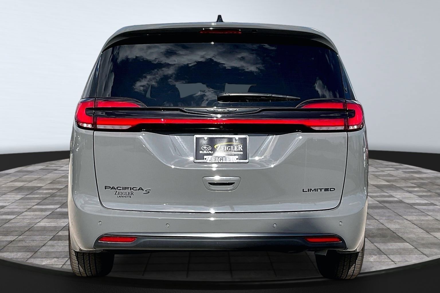 Used 2025 Chrysler Pacifica Limited image 4