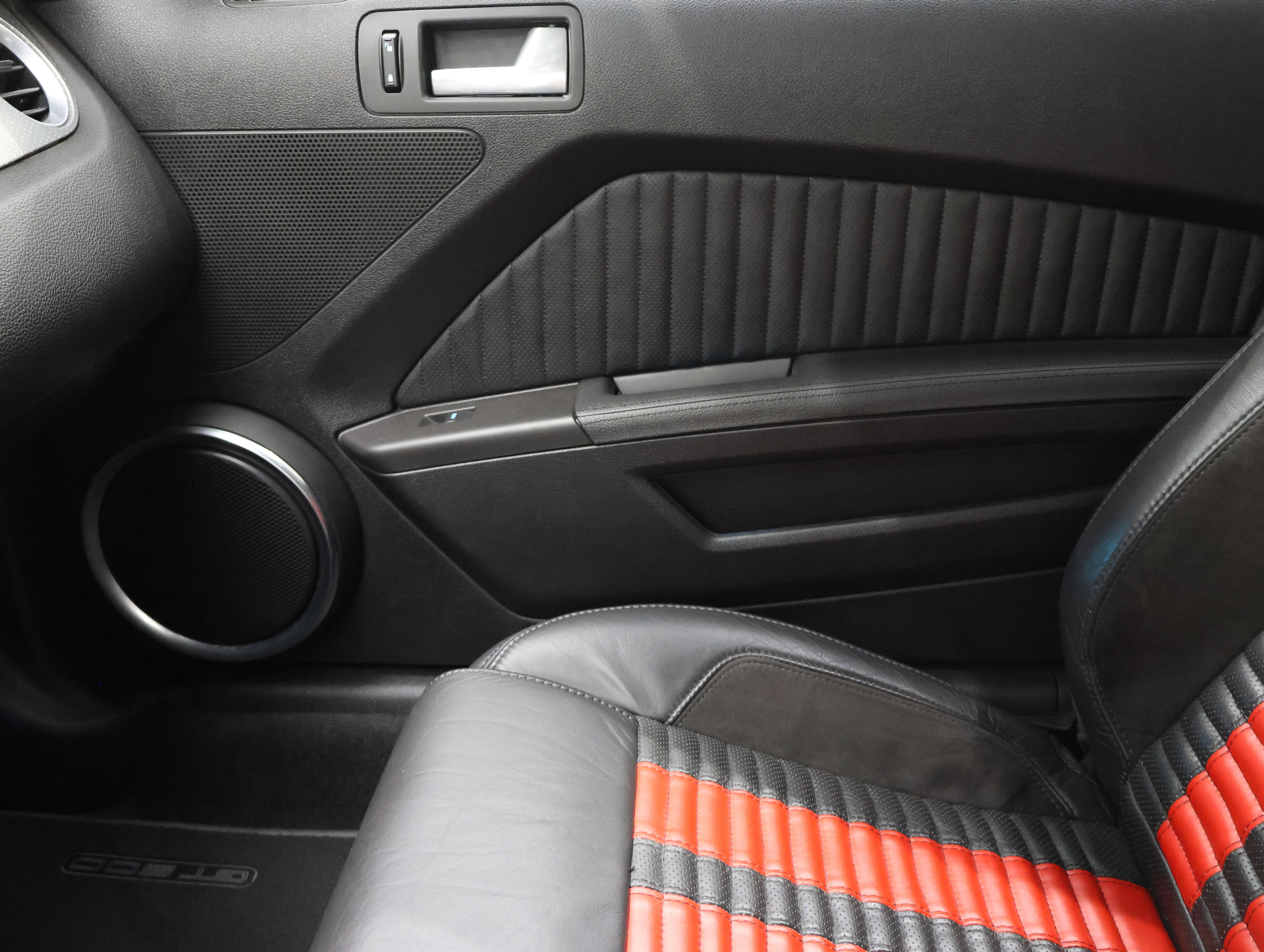 Used 2011 Ford Mustang Shelby GT500 w/ SVT Performance Pkg RWD image 13