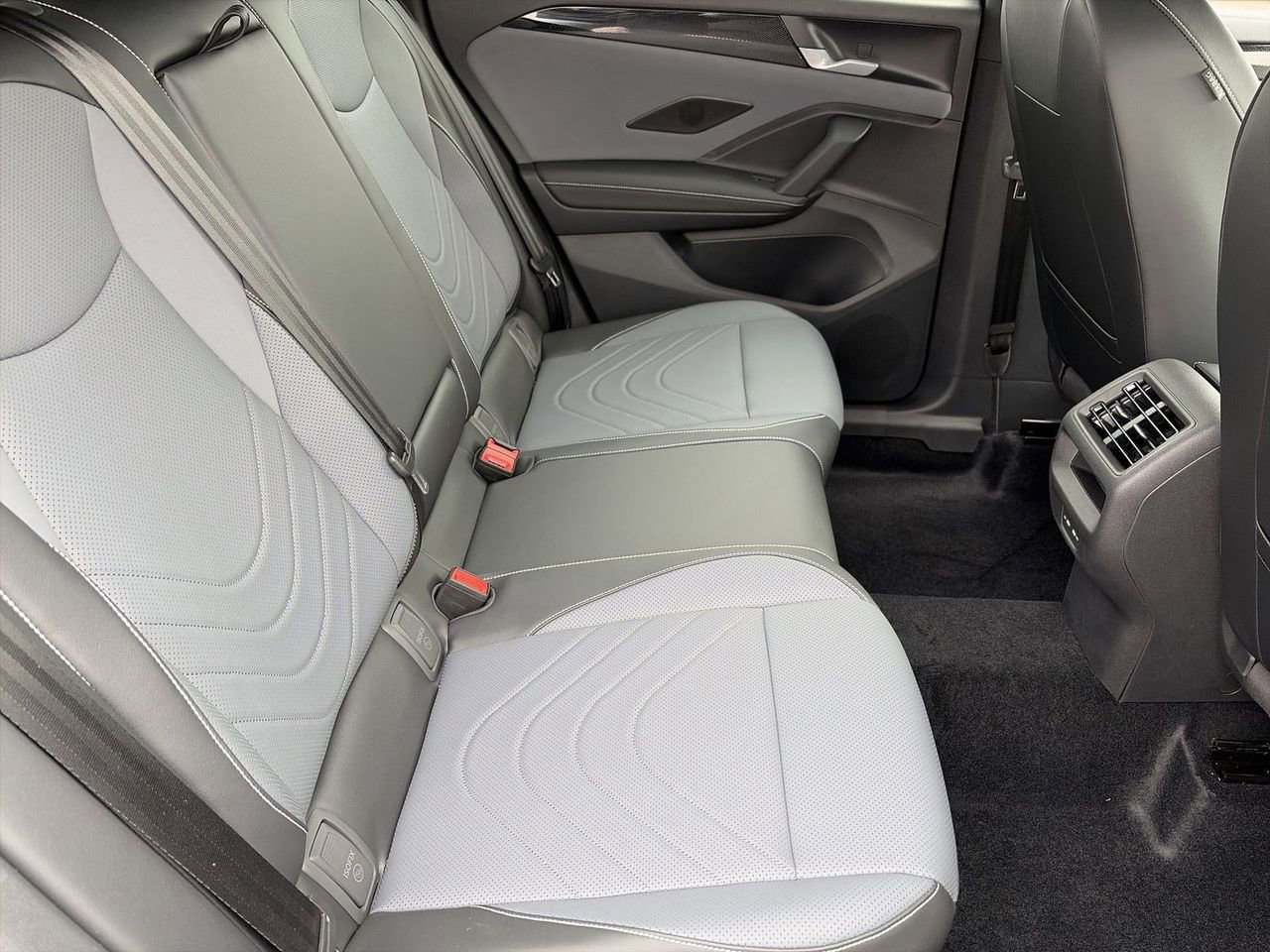 New 2026 Volkswagen Tiguan SE R-Line image 9