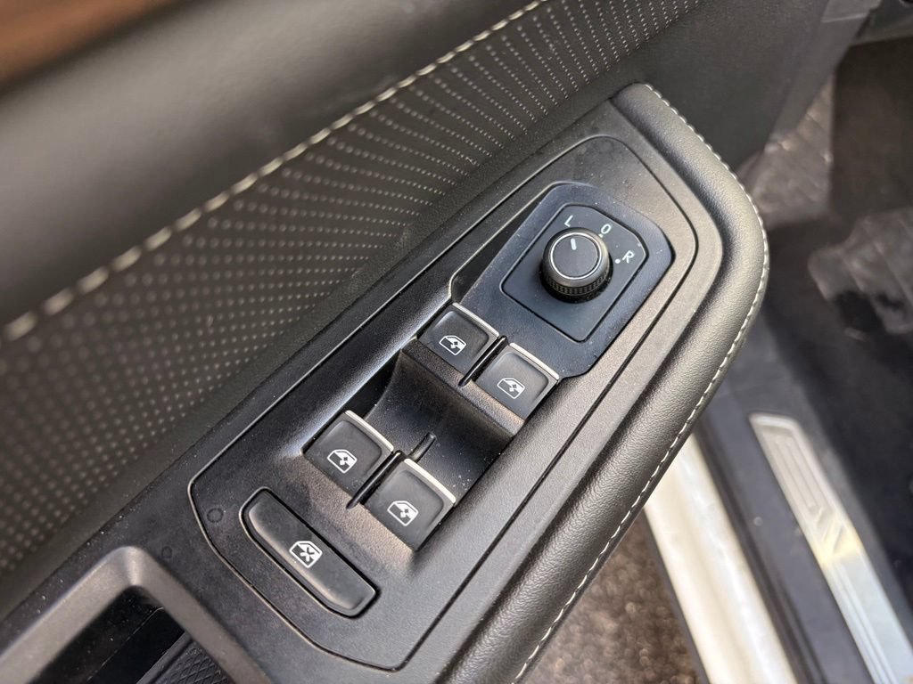 Used 2025 Volkswagen Atlas SE FWD image 12