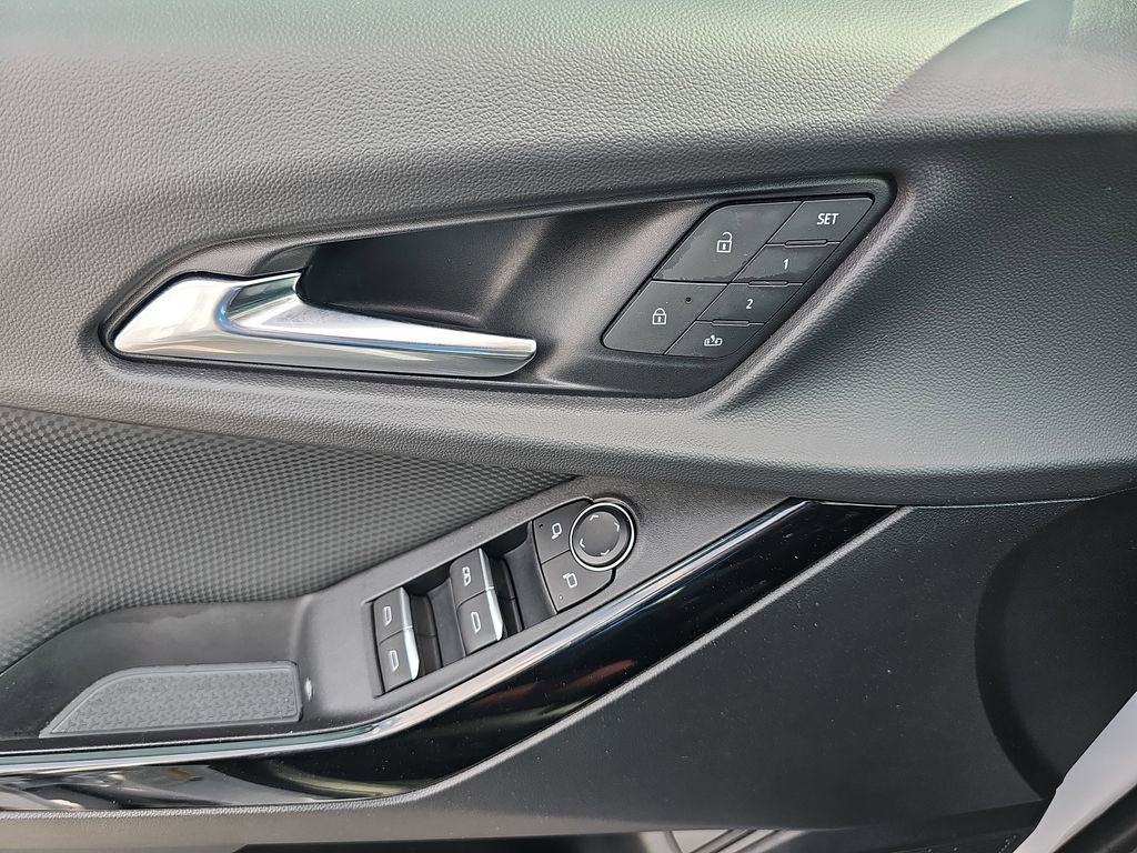 Used 2025 Chevrolet Equinox RS w/ Safety and Technology Package image 31