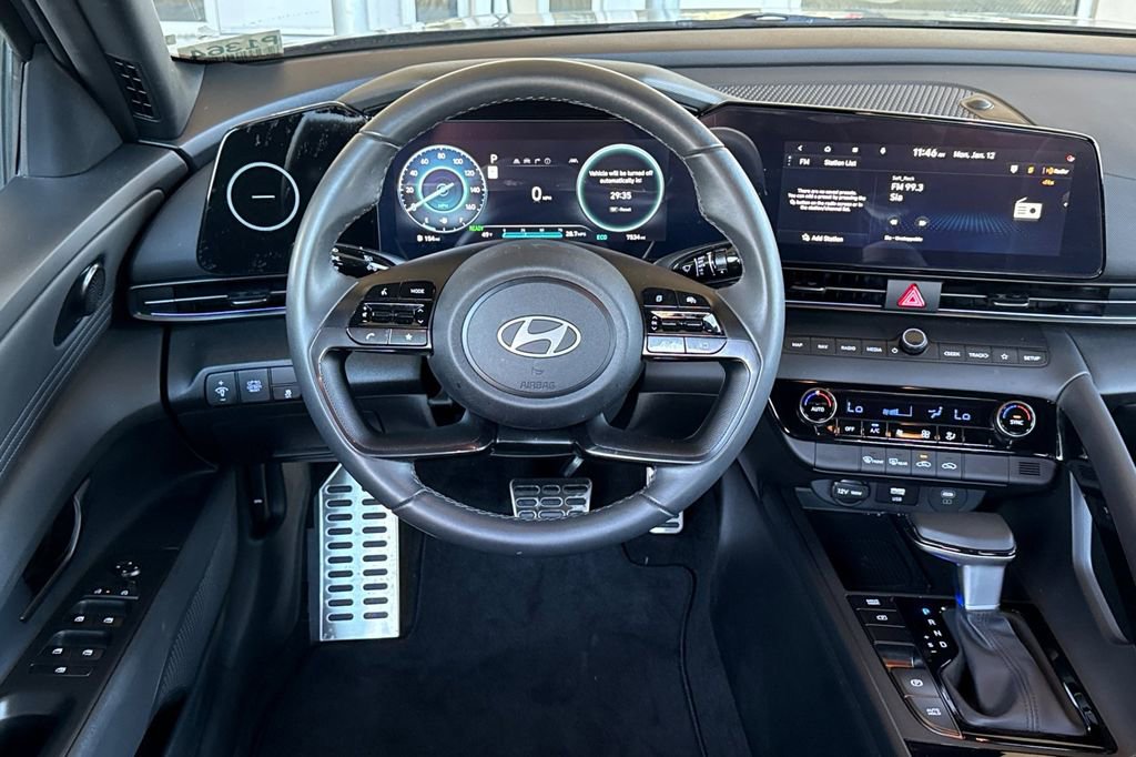 Used 2025 Hyundai Elantra SEL image 12
