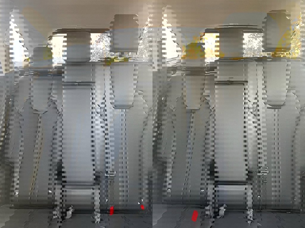 Used 2025 Kia Sorento S image 17