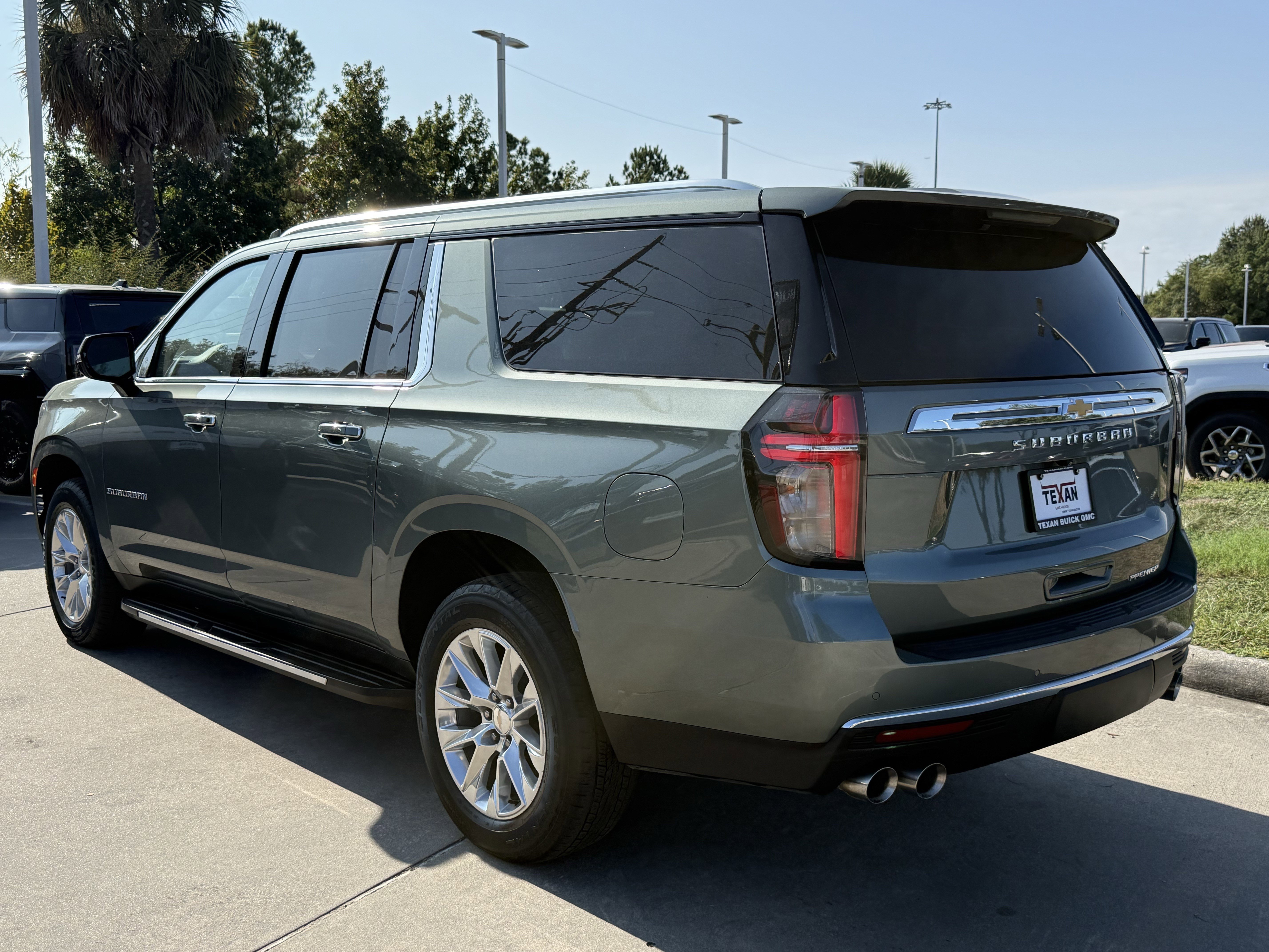 Used 2023 Chevrolet Suburban Premier image 7