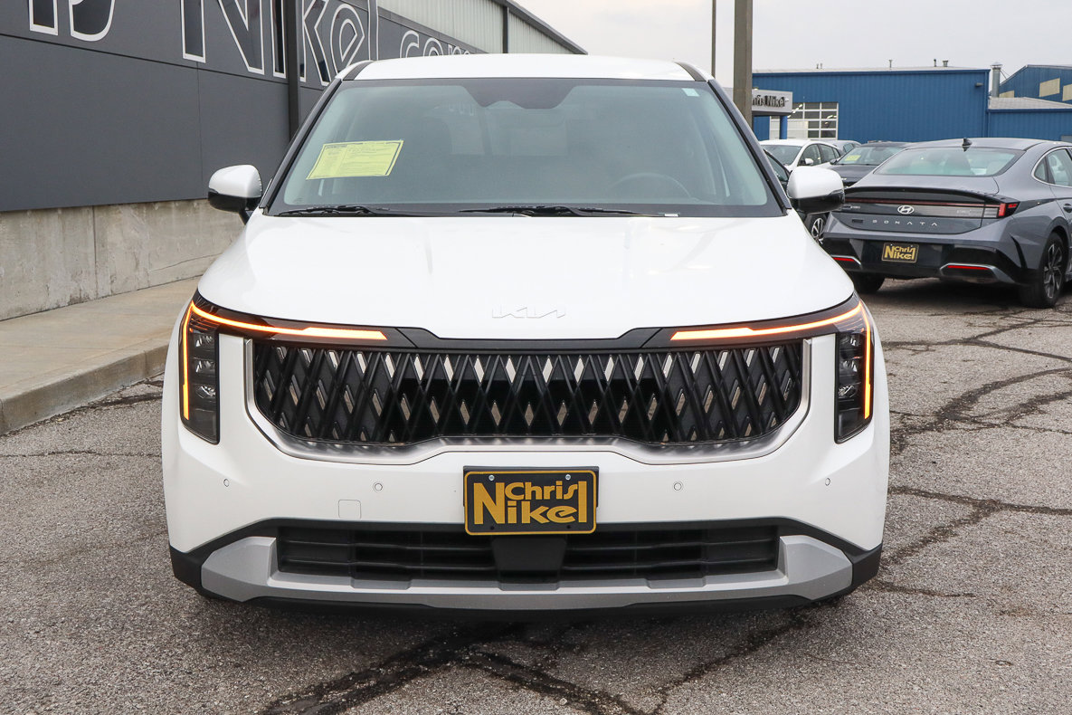 Used 2025 Kia Carnival image 2