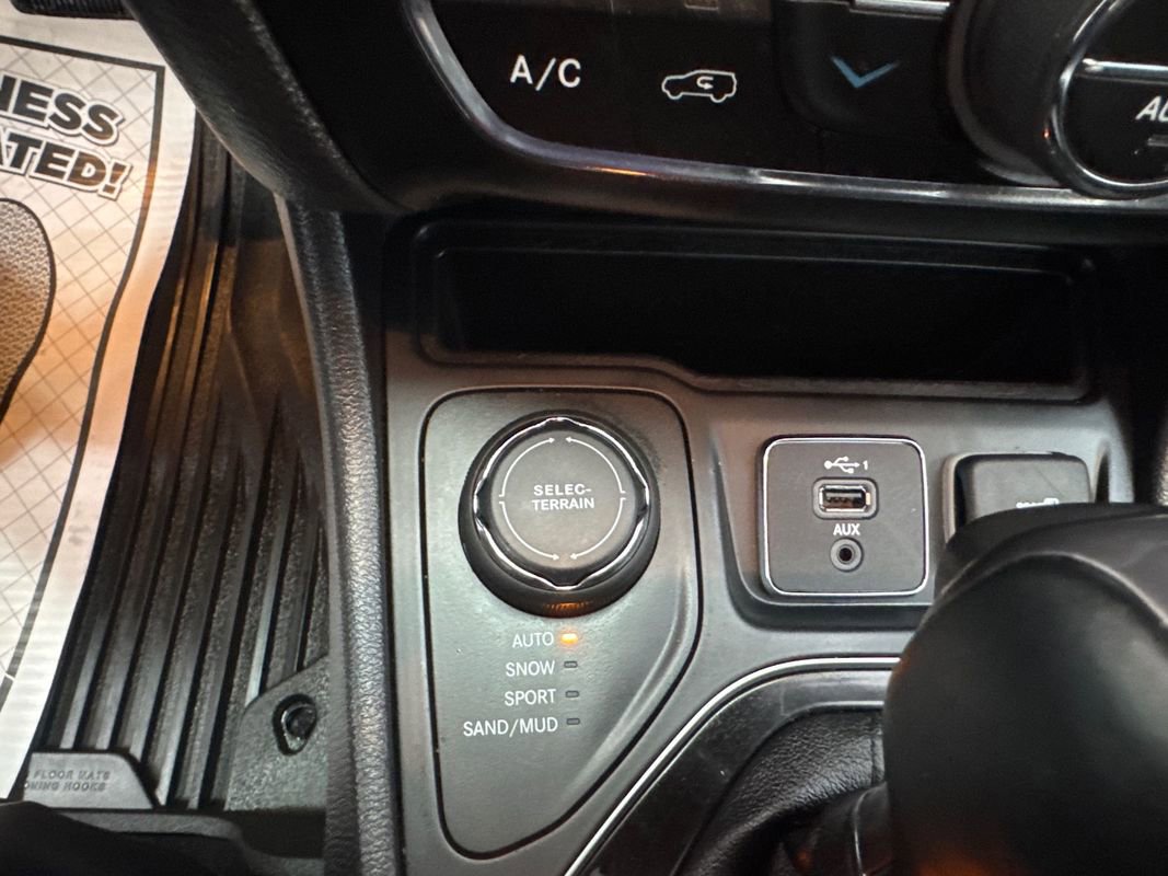 Used 2020 Jeep Cherokee Limited w/ Mopar Interior Package image 18