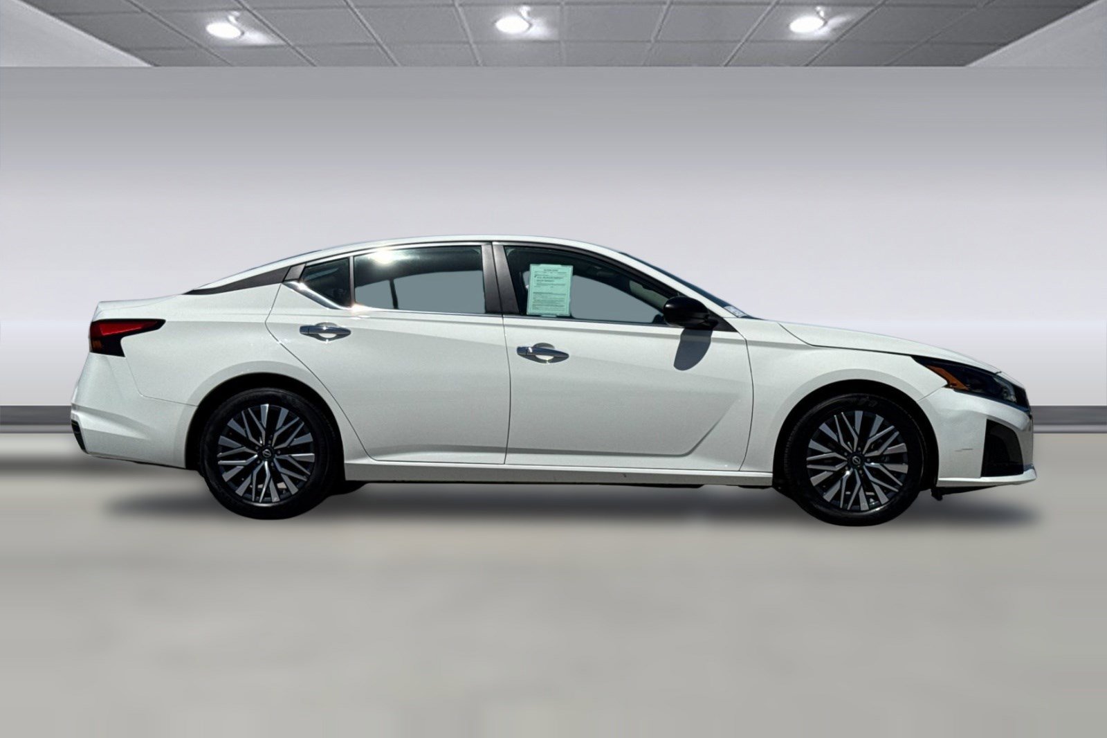 Used 2025 Nissan Altima 2.5 SV FWD image 2