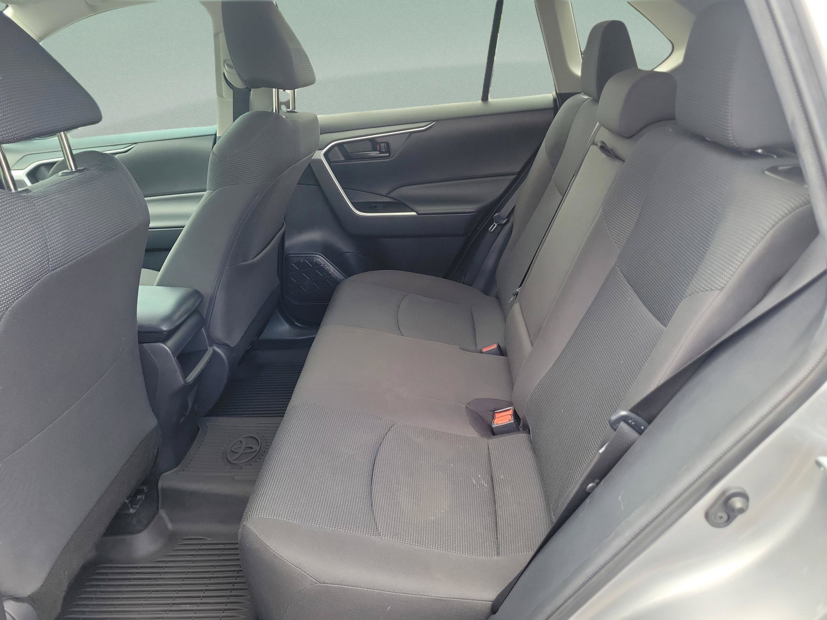 Used 2021 Toyota RAV4 LE FWD image 9