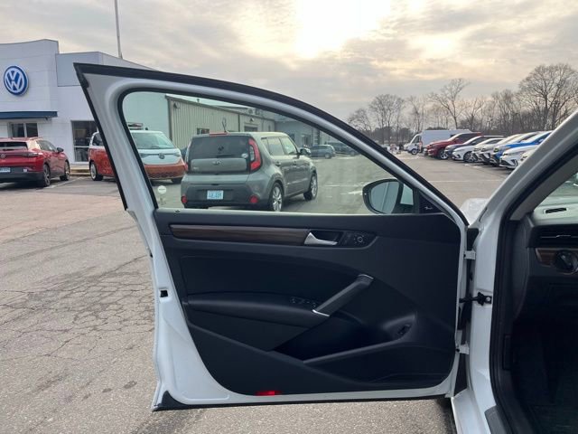 Certified 2020 Volkswagen Passat 2.0T SEL image 30