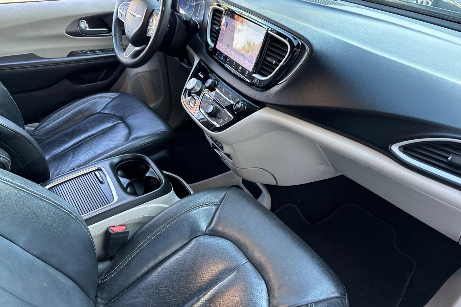 Used 2022 Chrysler Pacifica Touring-L image 19