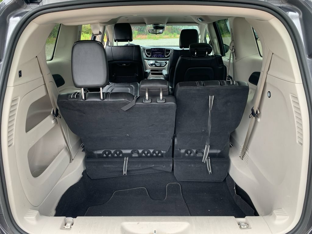 Used 2023 Chrysler Pacifica Touring-L FWD image 9