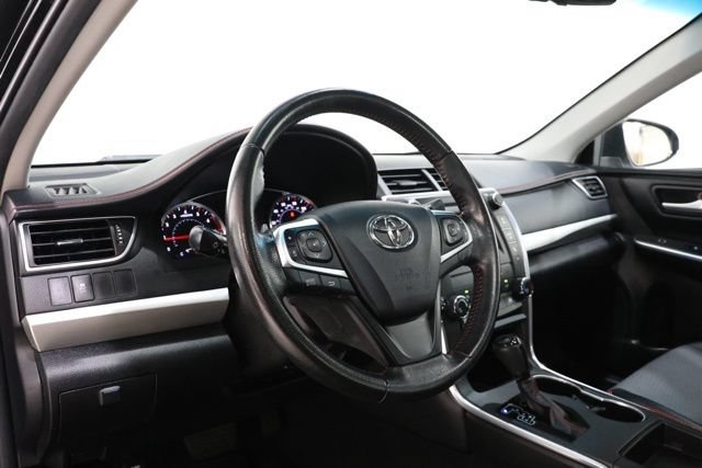 Used 2016 Toyota Camry SE w/ Moonroof Package FWD image 13