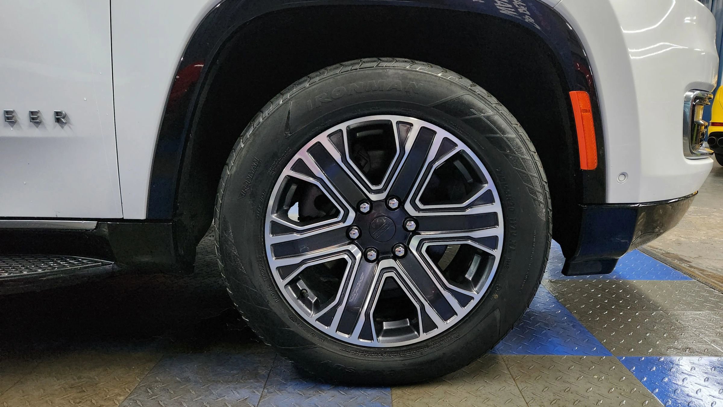 Used 2023 Jeep Wagoneer L Series II image 90