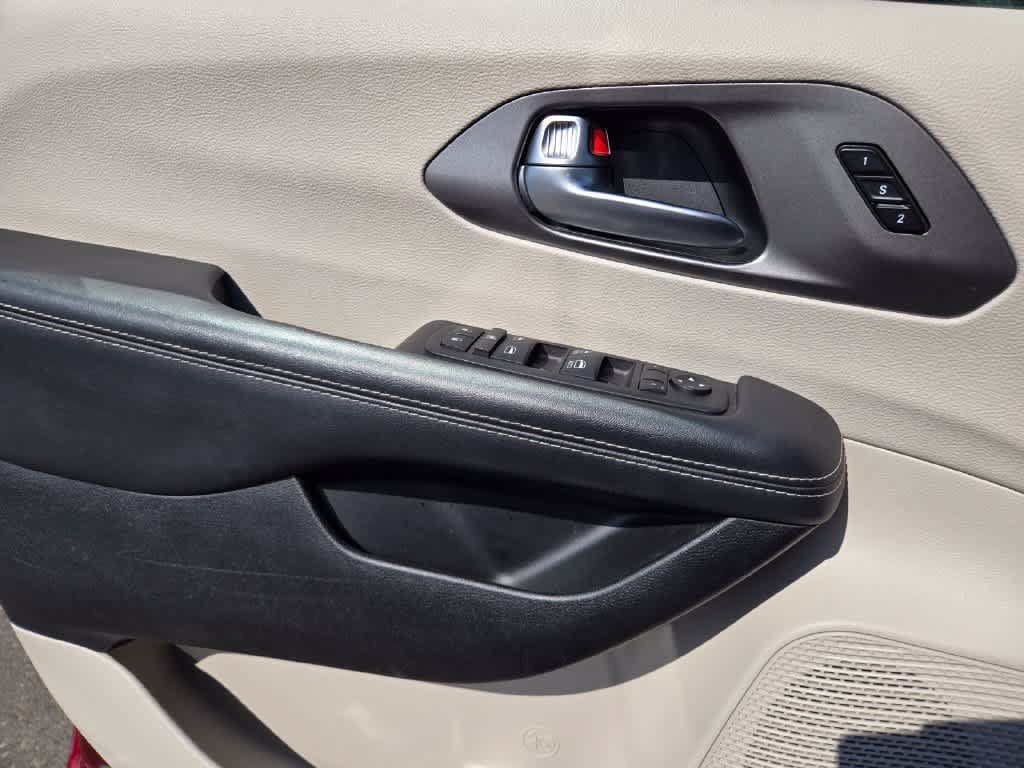 Used 2023 Chrysler Pacifica Touring-L FWD image 19