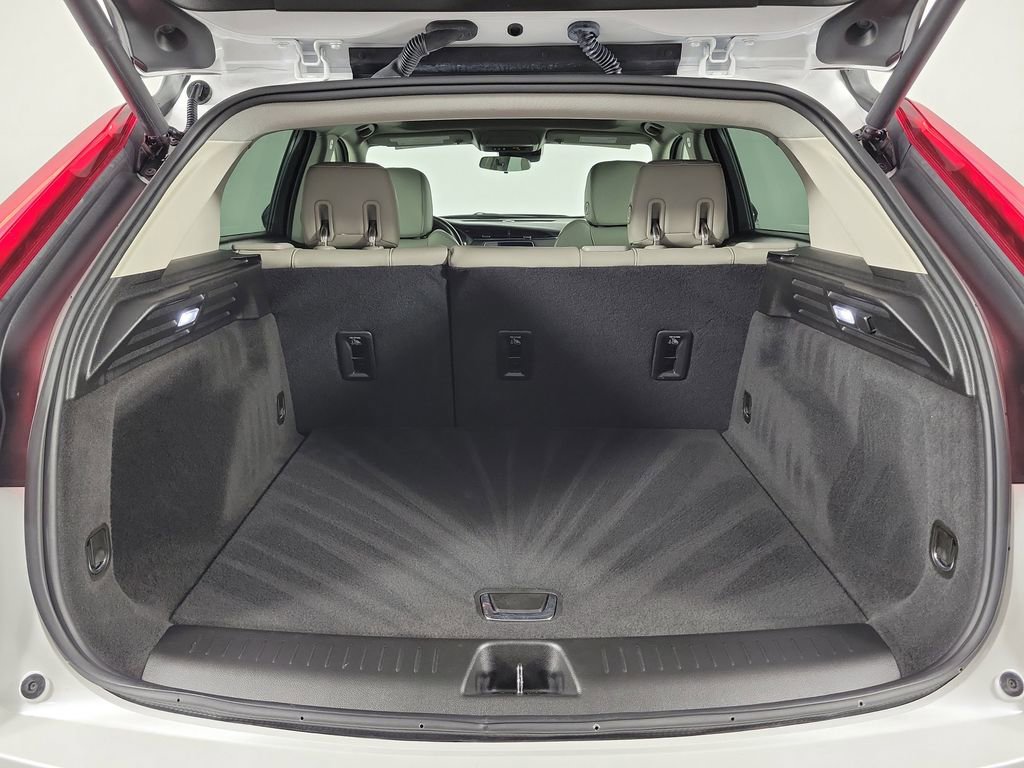 Used 2023 Cadillac XT4 Luxury w/ Cold Weather Package image 8