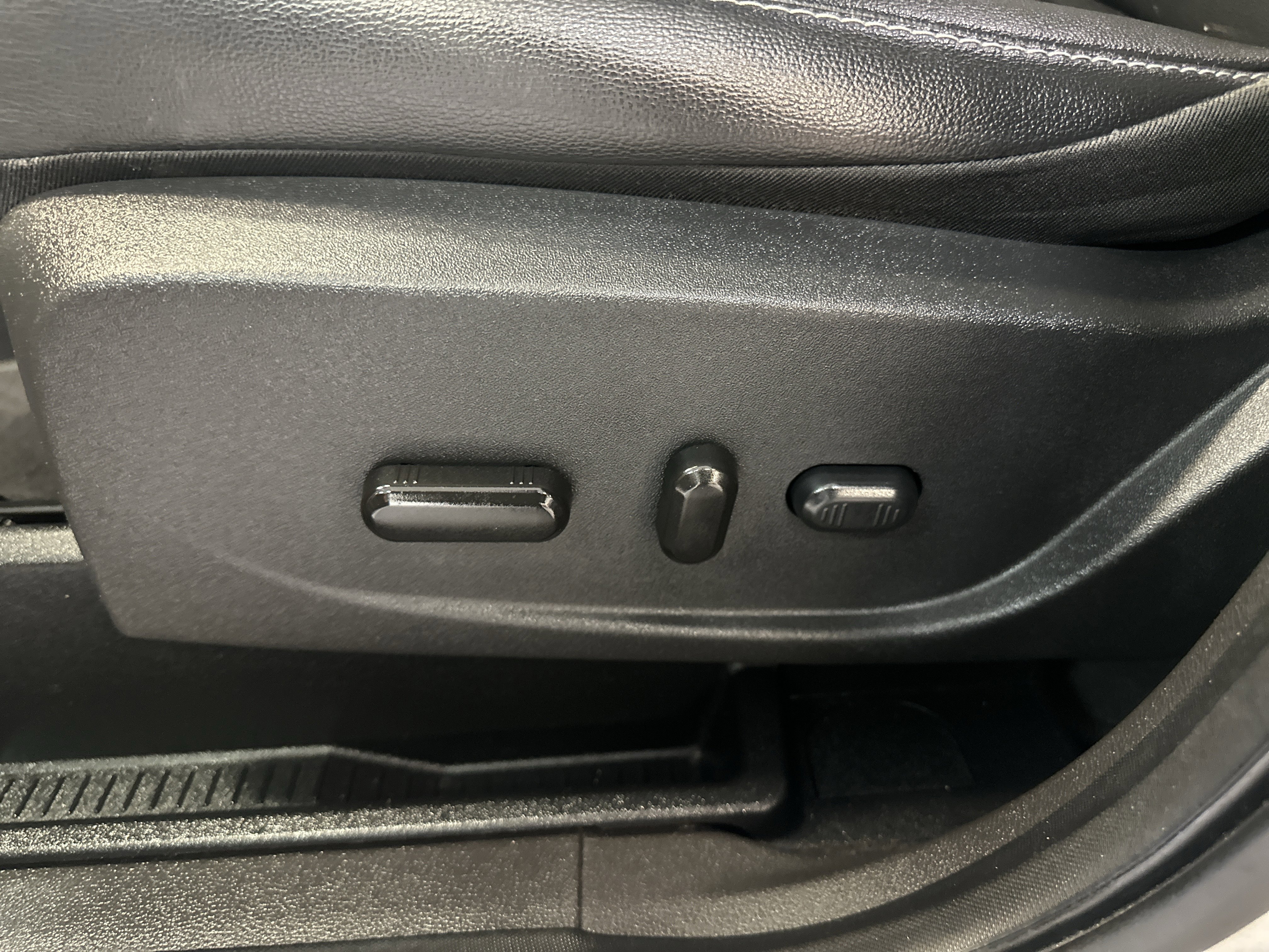 Used 2017 Ford Escape Titanium image 22