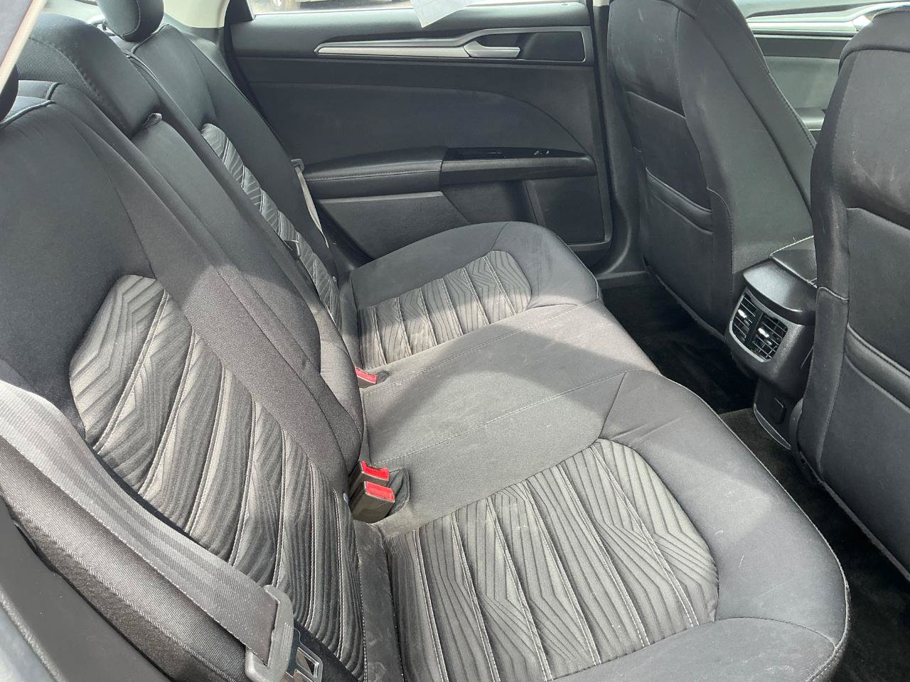 Used 2016 Ford Fusion SE FWD image 12