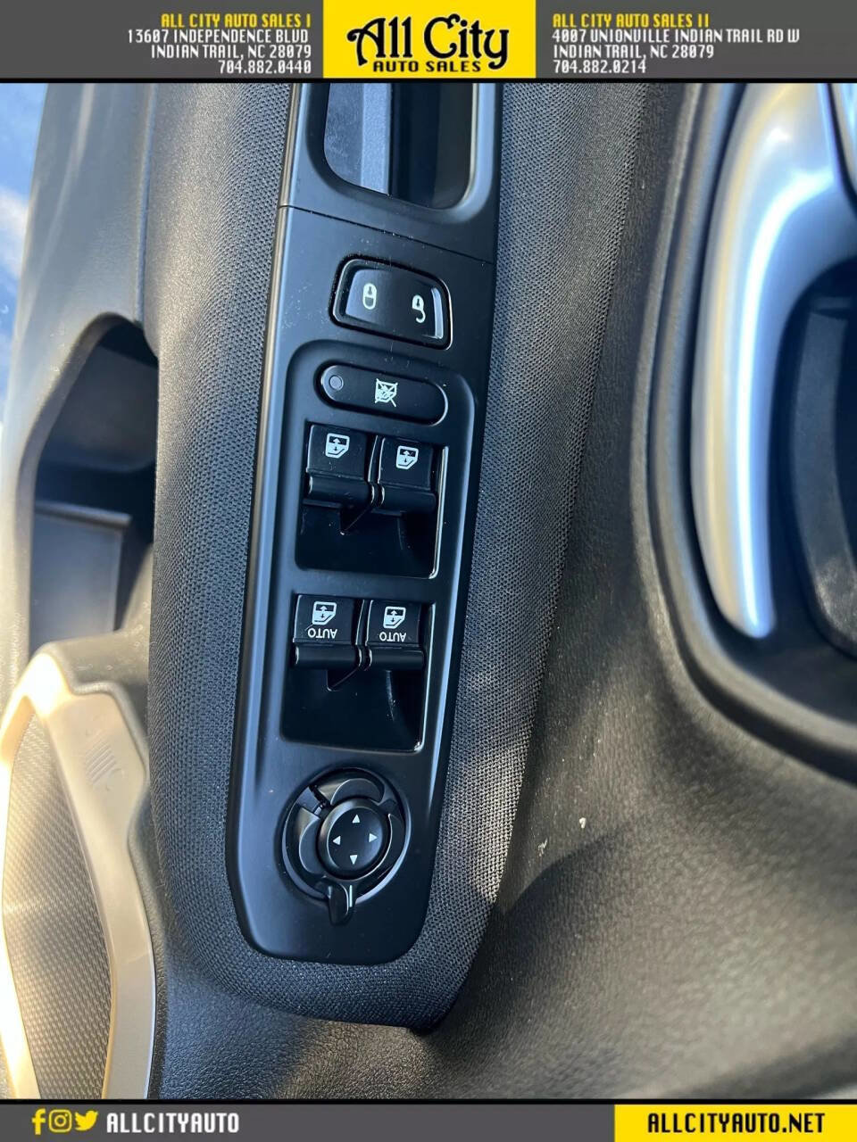 Used 2015 Jeep Renegade Latitude w/ Popular Equipment Group image 30