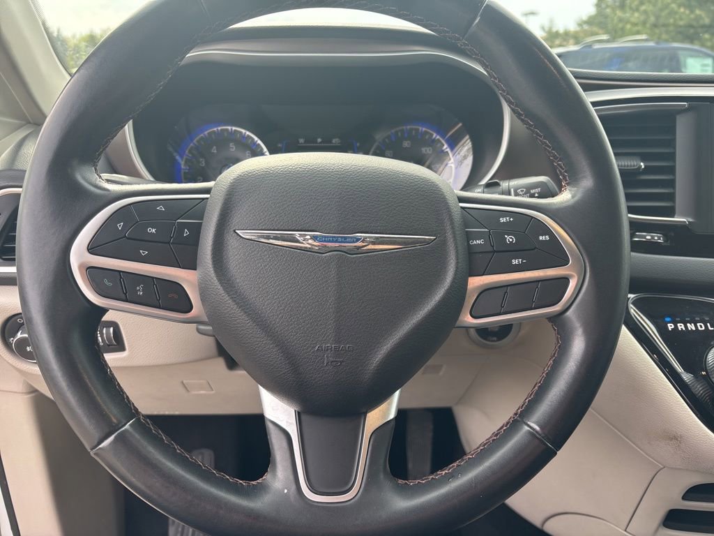Used 2018 Chrysler Pacifica Touring-L FWD image 21