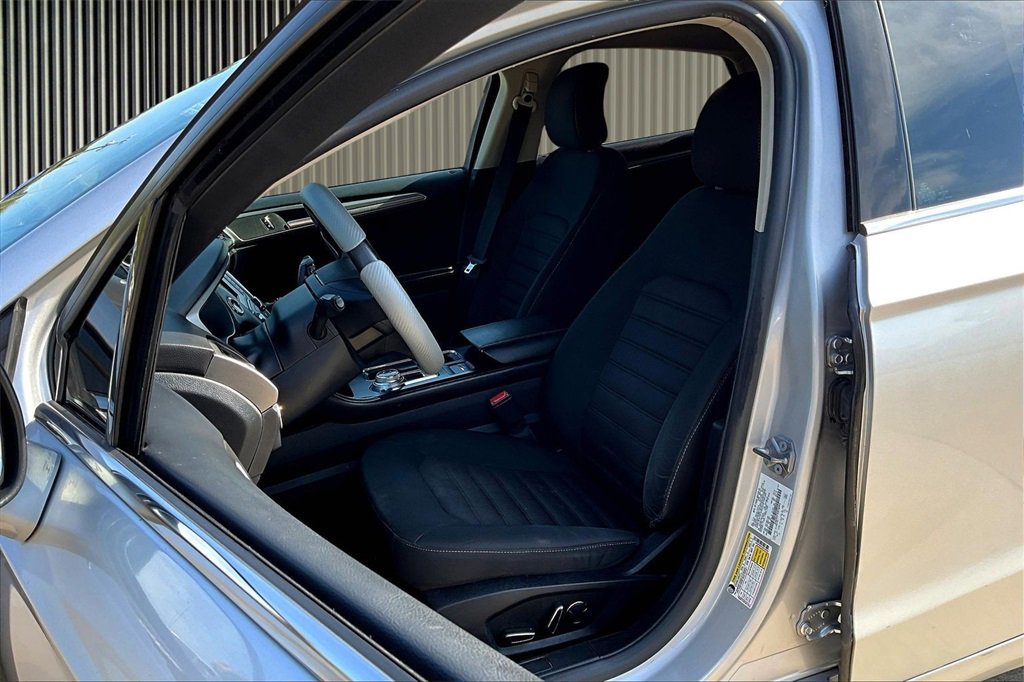 Used 2018 Ford Fusion SE image 25