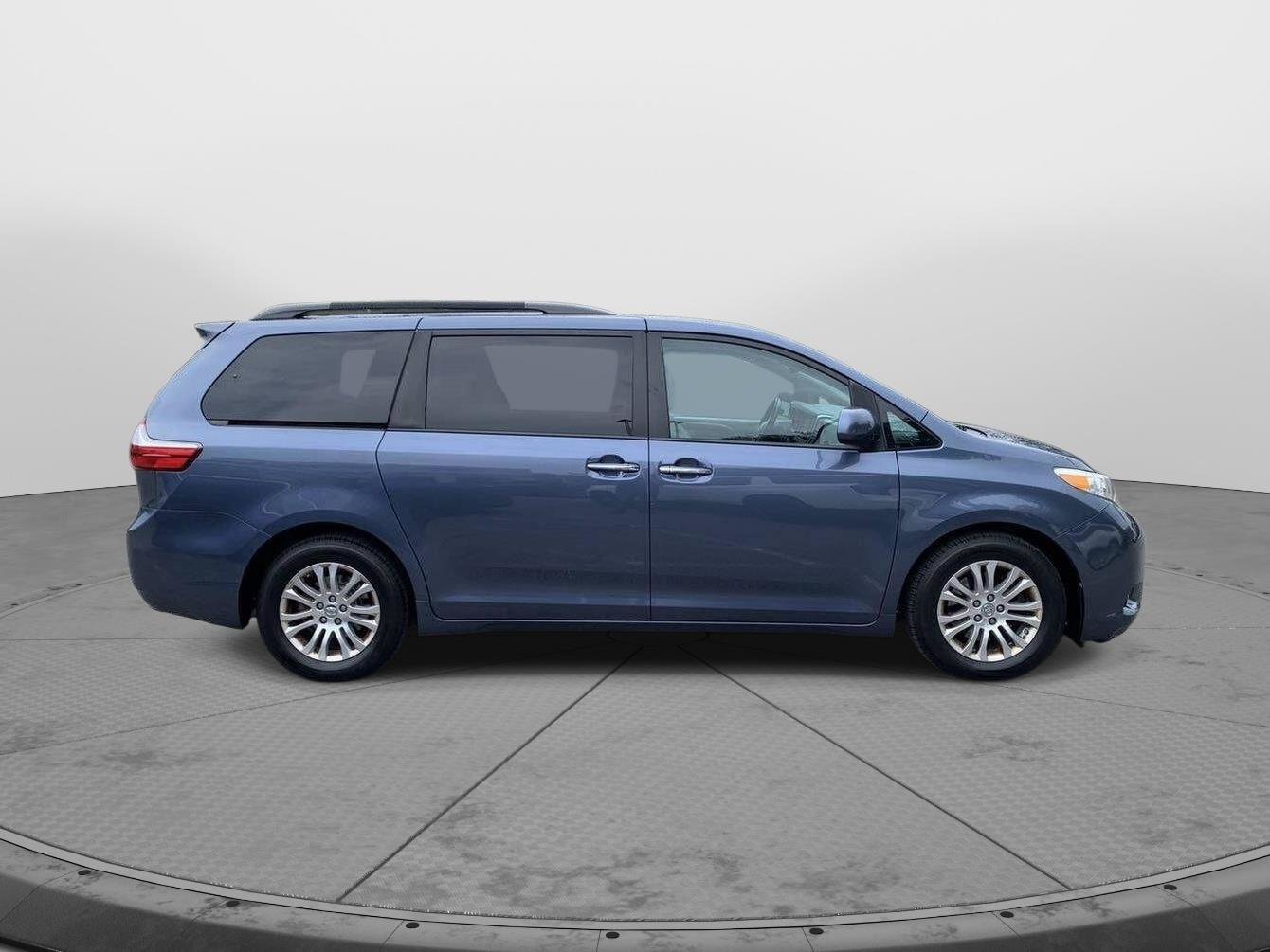 Used 2017 Toyota Sienna XLE Premium FWD image 2