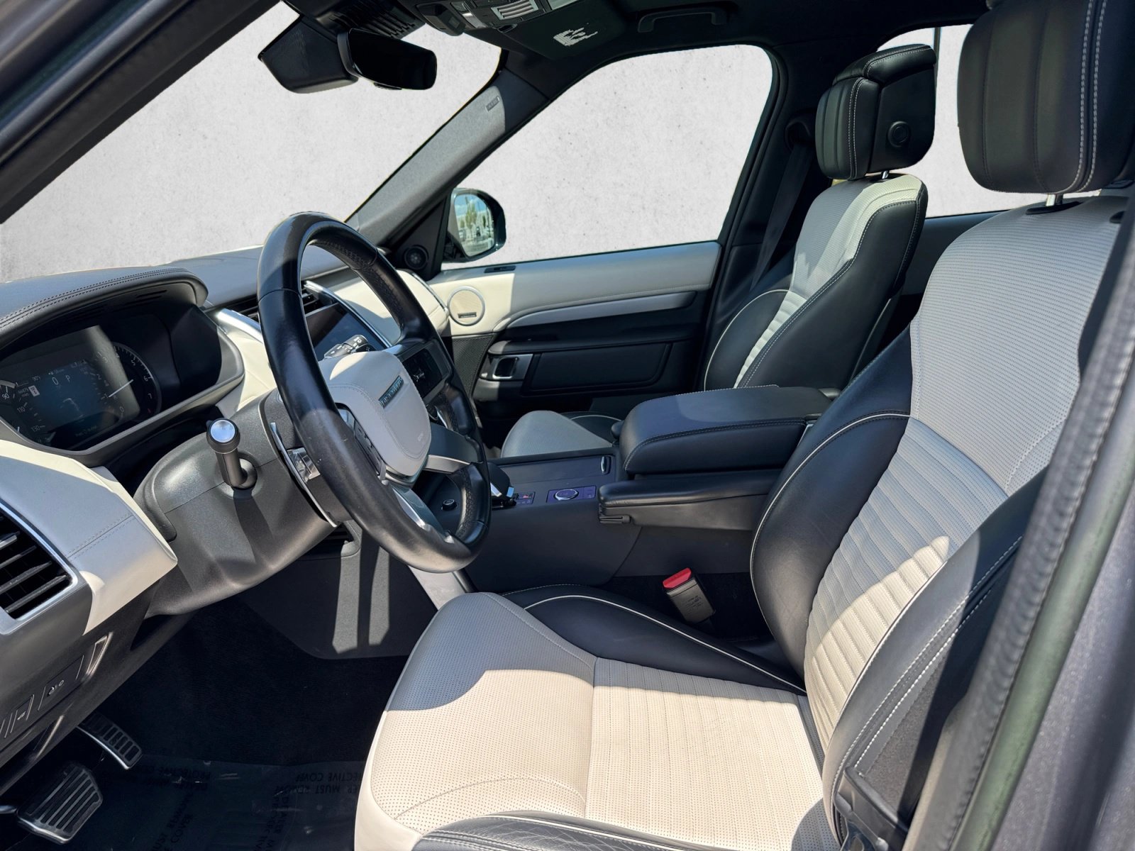 Used 2023 Land Rover Discovery HSE R-Dynamic AWD/4WD image 11