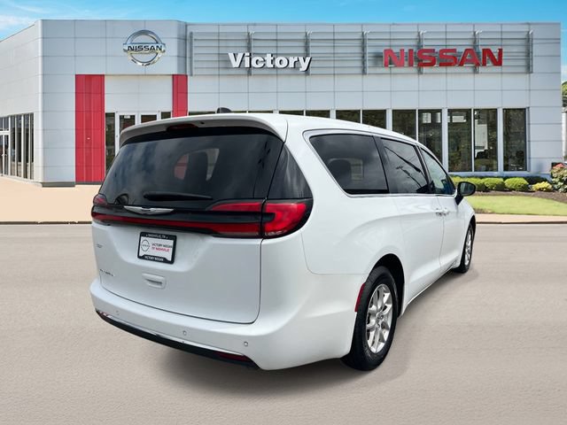 Used 2023 Chrysler Pacifica Touring-L FWD image 3