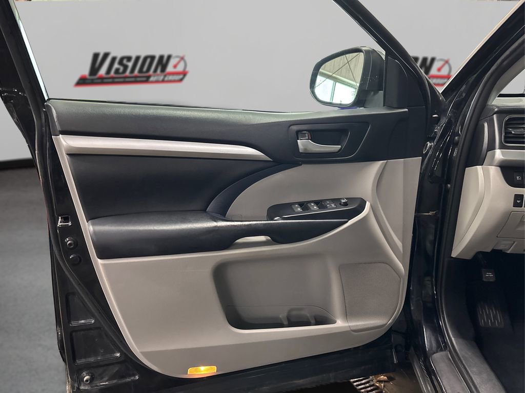 Used 2018 Toyota Highlander XLE image 26