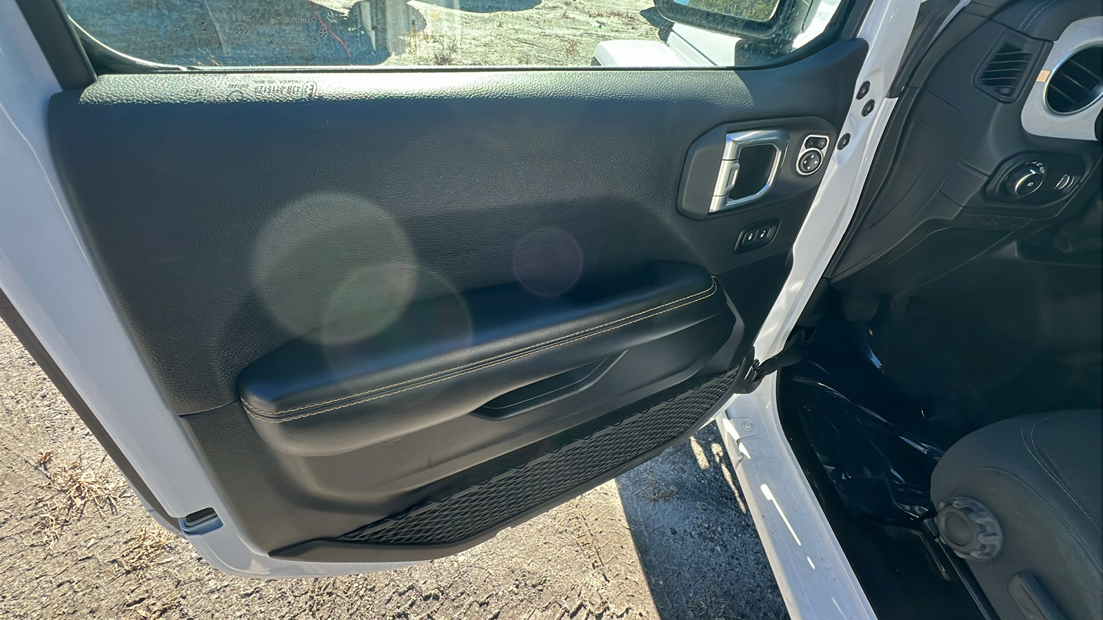 Used 2025 Jeep Wrangler Sahara image 14