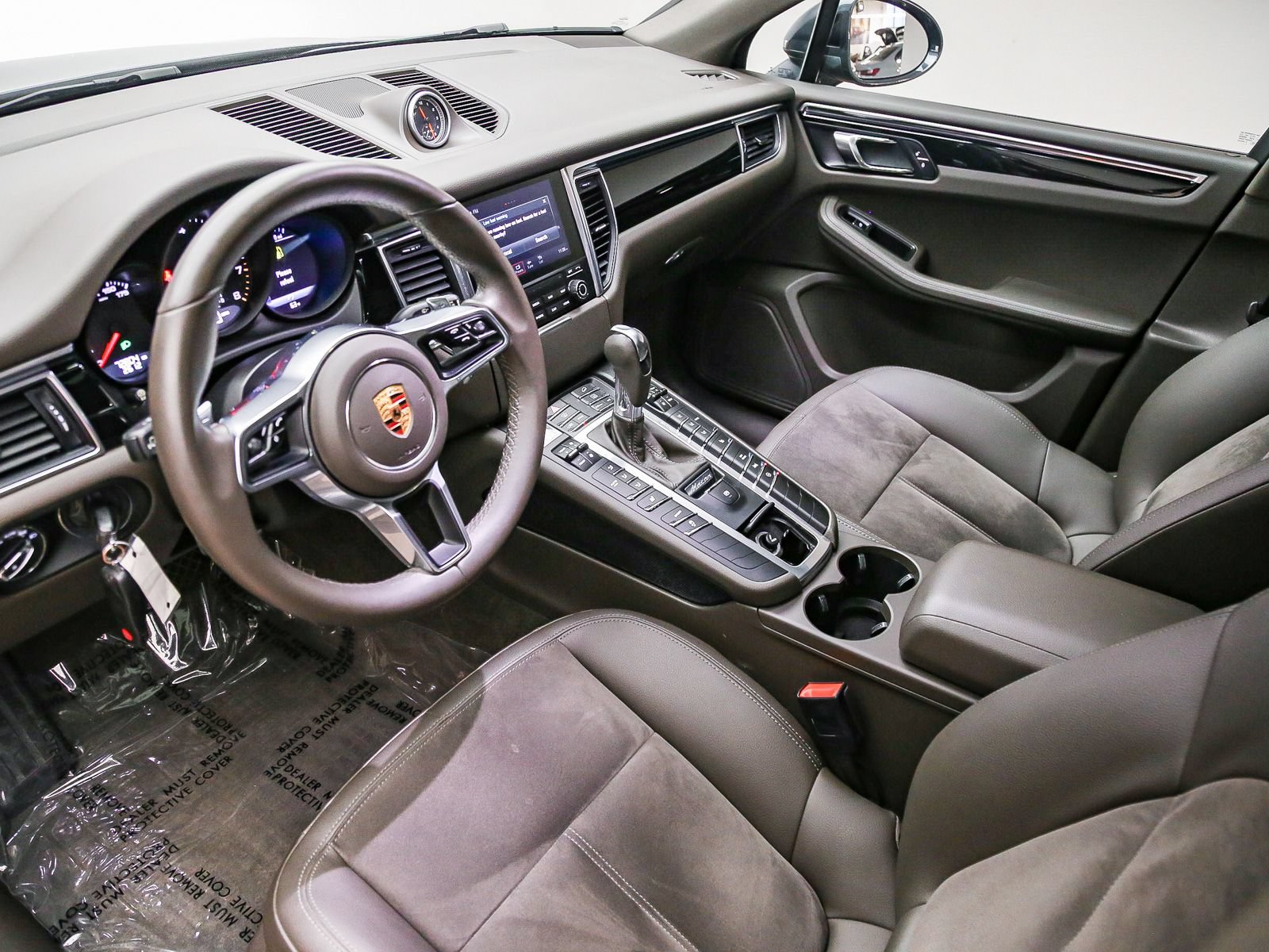 Certified 2017 Porsche Macan AWD/4WD image 3