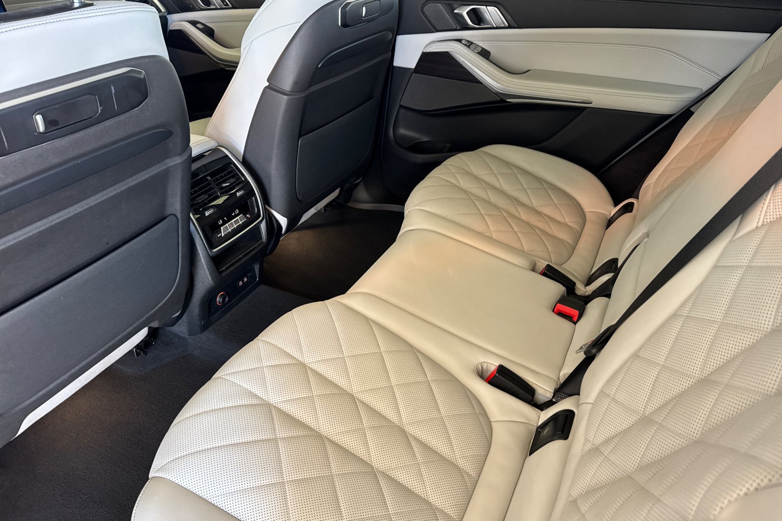 Used 2024 BMW X7 xDrive40i w/ M Sport Package AWD/4WD image 14