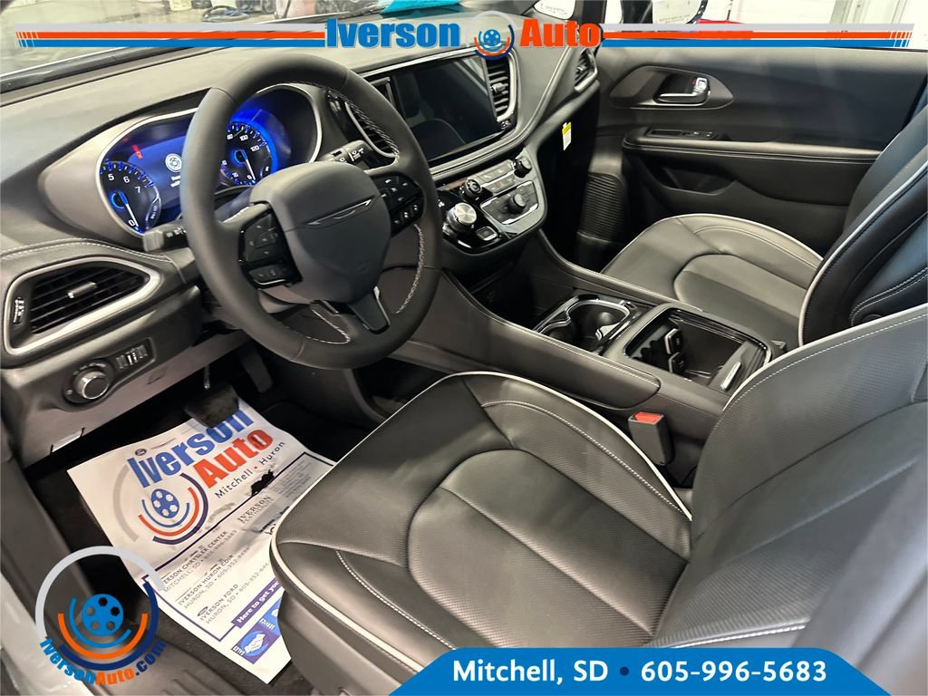 New 2027 Chrysler Pacifica Limited AWD/4WD image 15