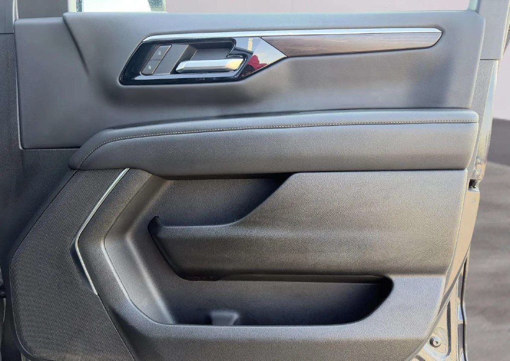 Used 2025 Chevrolet Tahoe LT AWD/4WD image 19