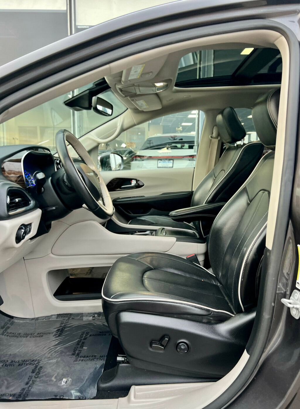 Used 2021 Chrysler Pacifica Limited w/ Uconnect Theater Family Group image 12