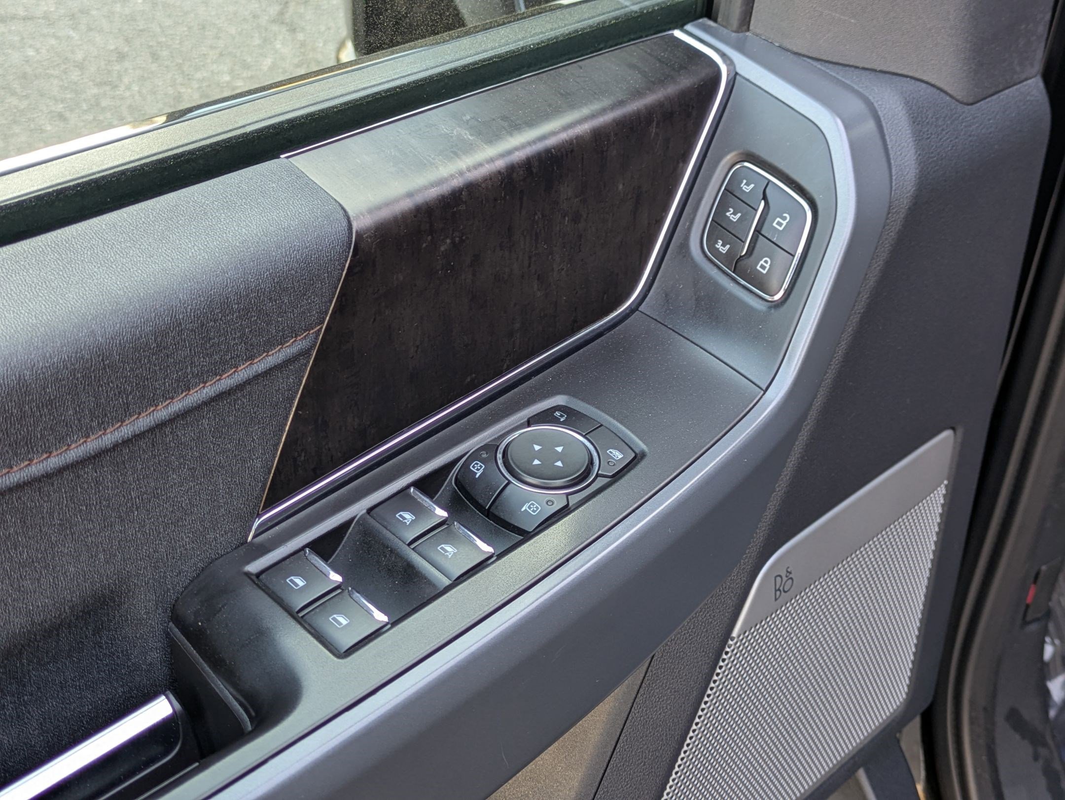 Used 2023 Ford F150 Lightning Lariat image 11