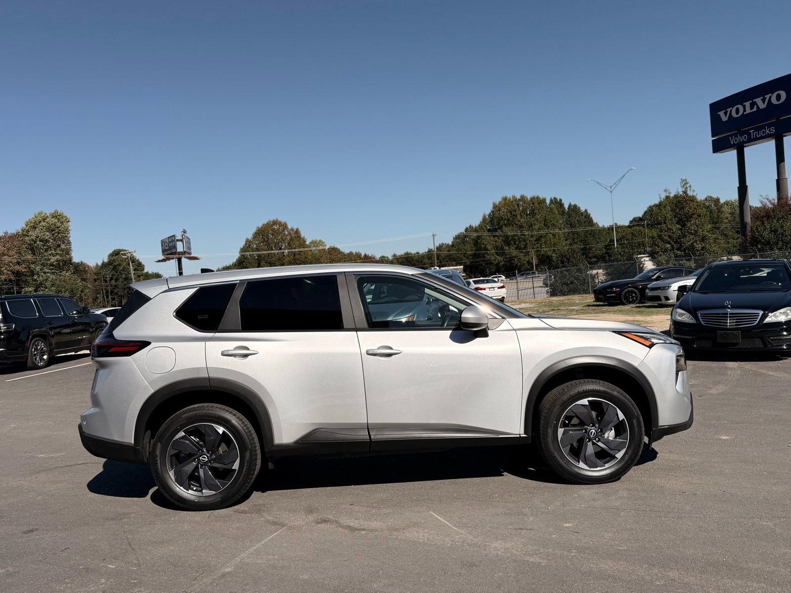 Used 2024 Nissan Rogue SV image 5