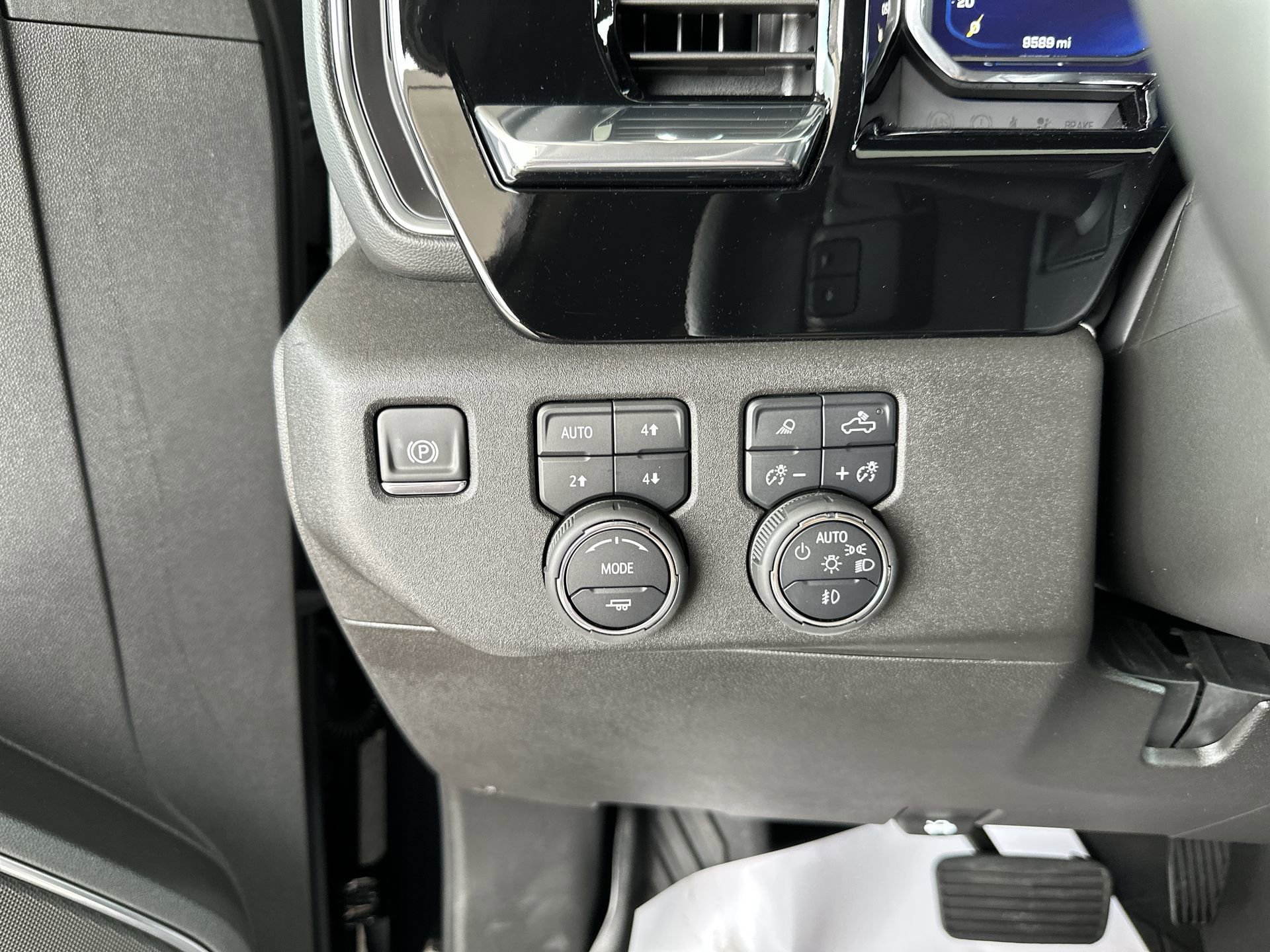 Used 2025 Chevrolet Silverado 1500 RST w/ Z71 Off-Road Package AWD/4WD image 18