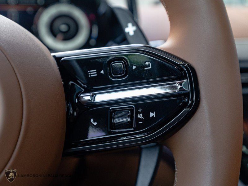 Used 2025 Aston Martin Vanquish image 22