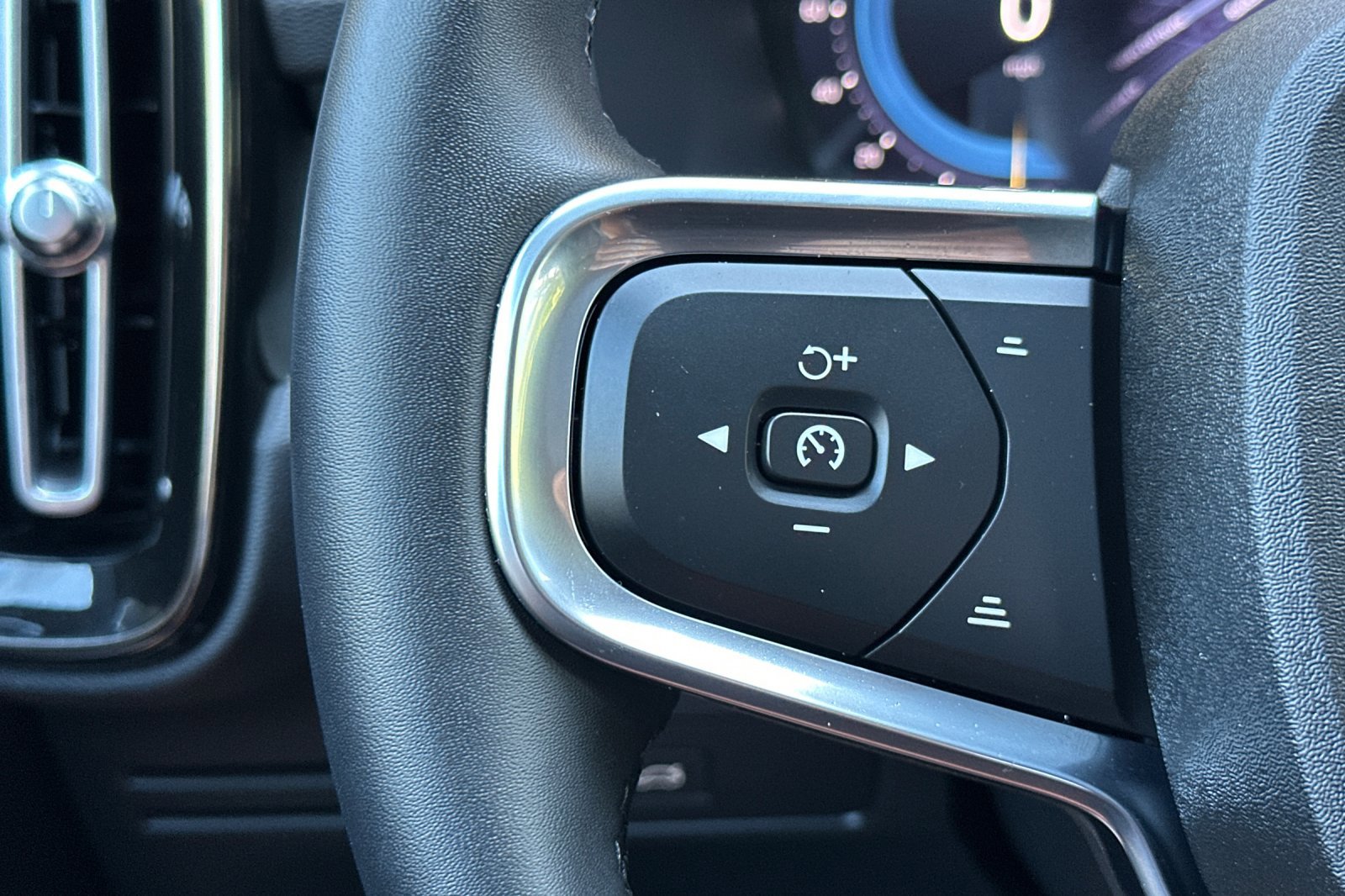 Certified 2025 Volvo XC40 B5 Core w/ Protection Package Premier image 27